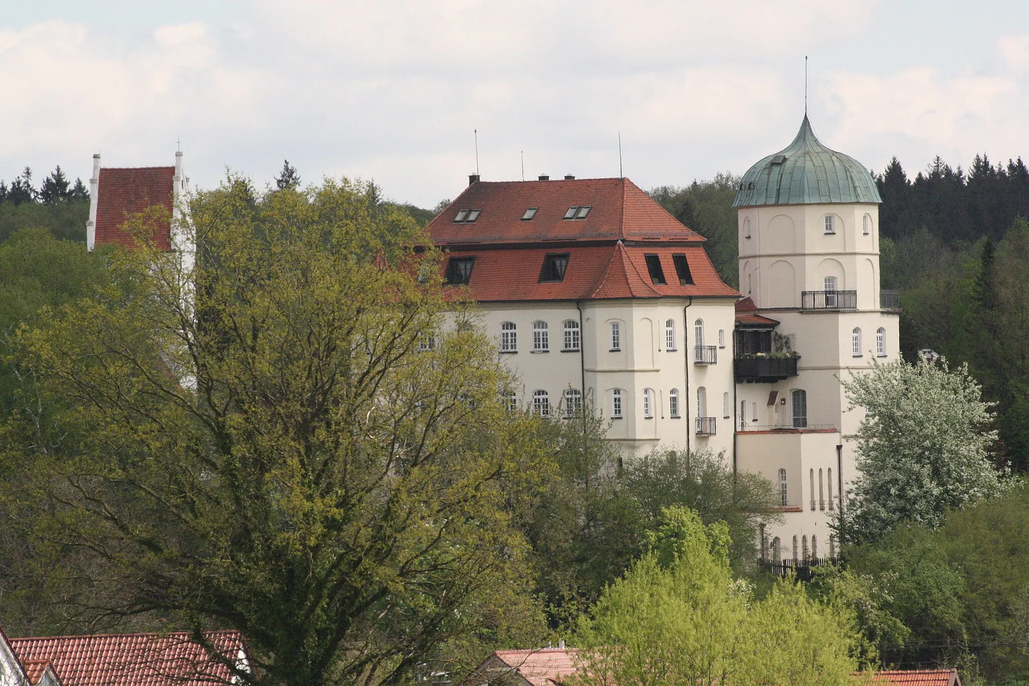 Photo showing: Schloss Reutti with the tower of St. Margaretha