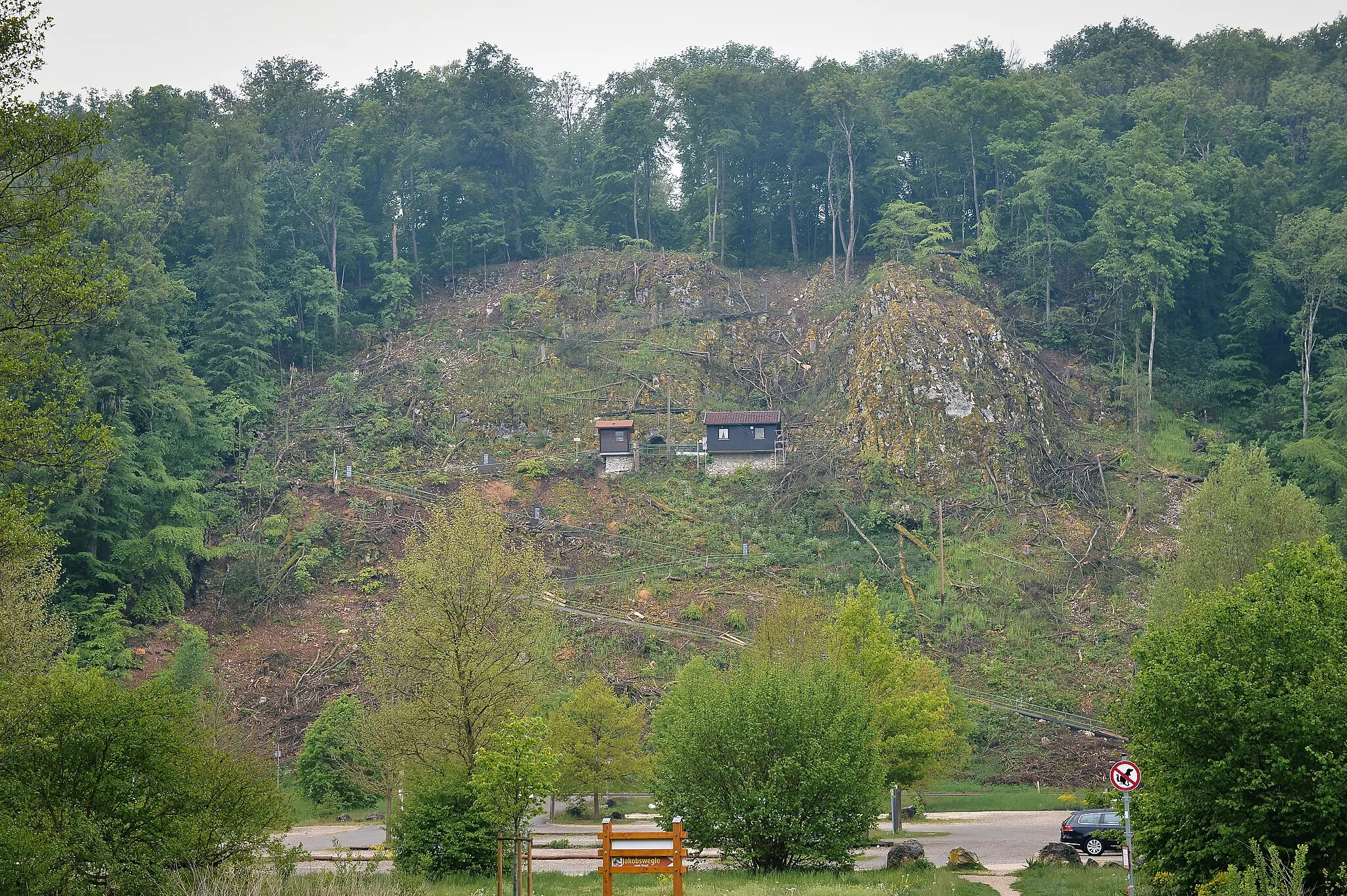 Photo showing: Eingang der Charlottenhöhle (Bildmitte zwischen den Hütten) bei Giengen an der Brenz, Ortsteil Hürben.