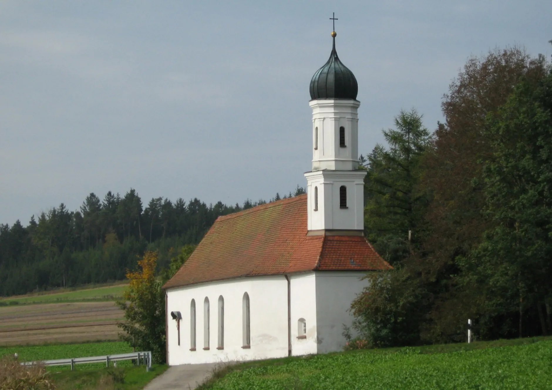 Photo showing: Kath. Wallfahrtskapelle St. Jodok östlich von Haunswies - Gemeinde Affing (Süd-Ost-Ansicht) Ende 17. Jh. erbaut, 1730 und 1793 erweitert und umgestaltet; mit Ausstattung; 19?? total ausgeraubt