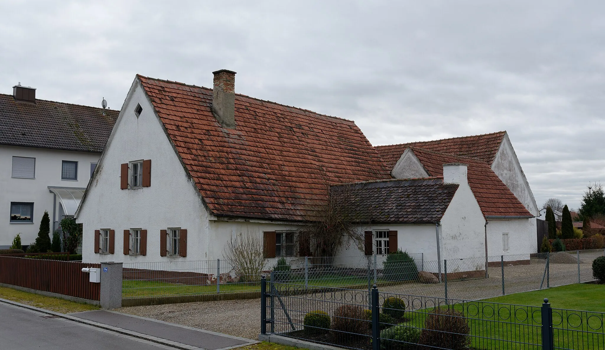 Photo showing: Wohnhaus, erdgeschossiger Giebelbau mit Greddach, Ende 19. Jahrhundert; Stall und Stadel, querstehender Satteldachbau, gleichzeitig.