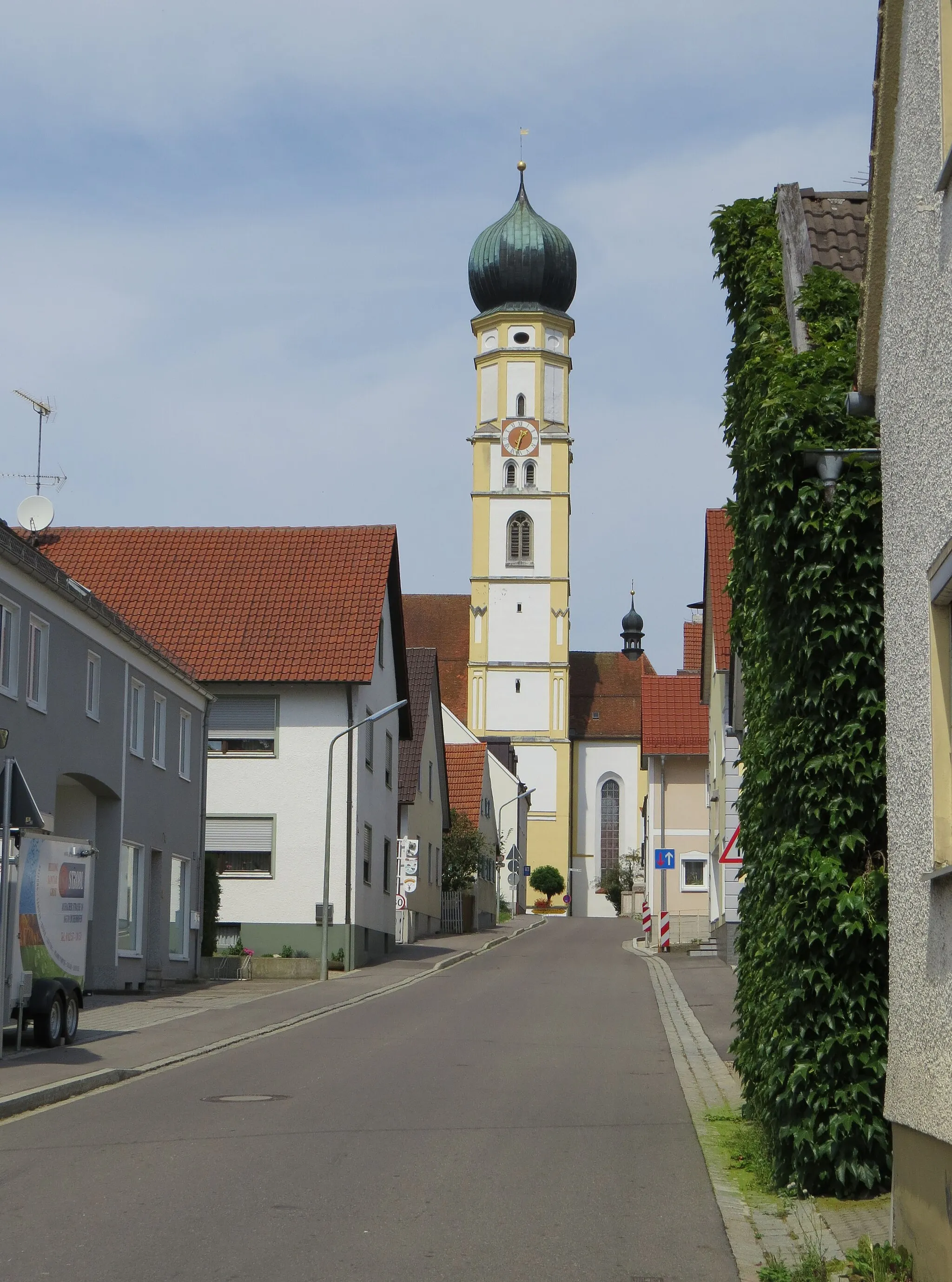 Photo showing: Aichacher Str. mit Wallfahrtskirche in Inchenhofen