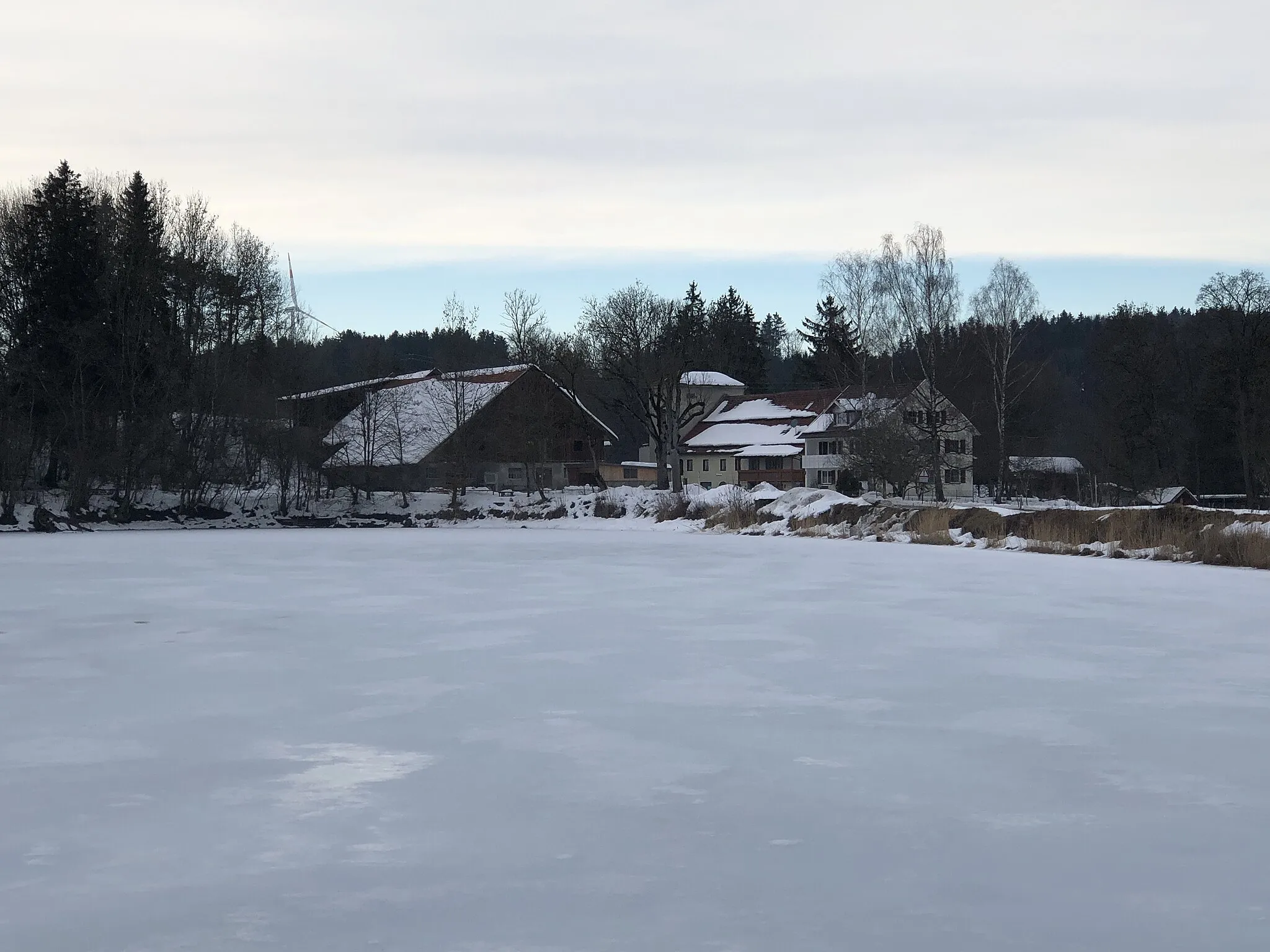 Photo showing: Ortsteil Weldermühle der Gemeinde Fuchstal, Landkreis Landsberg am Lech, Bayern, DE, Blick von Osten über Mühlweiher