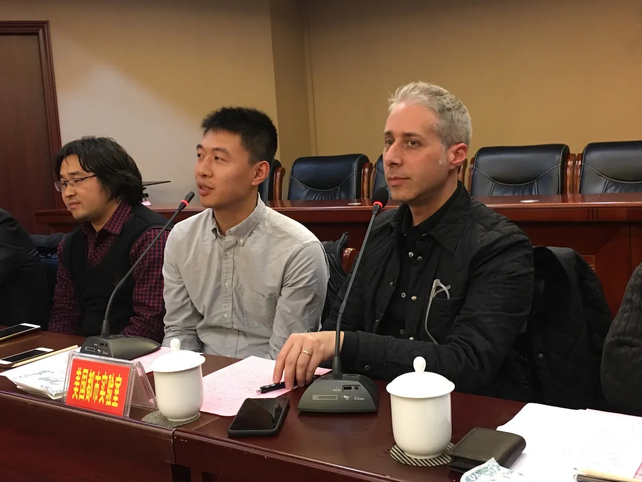 Photo showing: Martin Felsen presenting an urban design planning project in Yuanjiang, Hunan, China