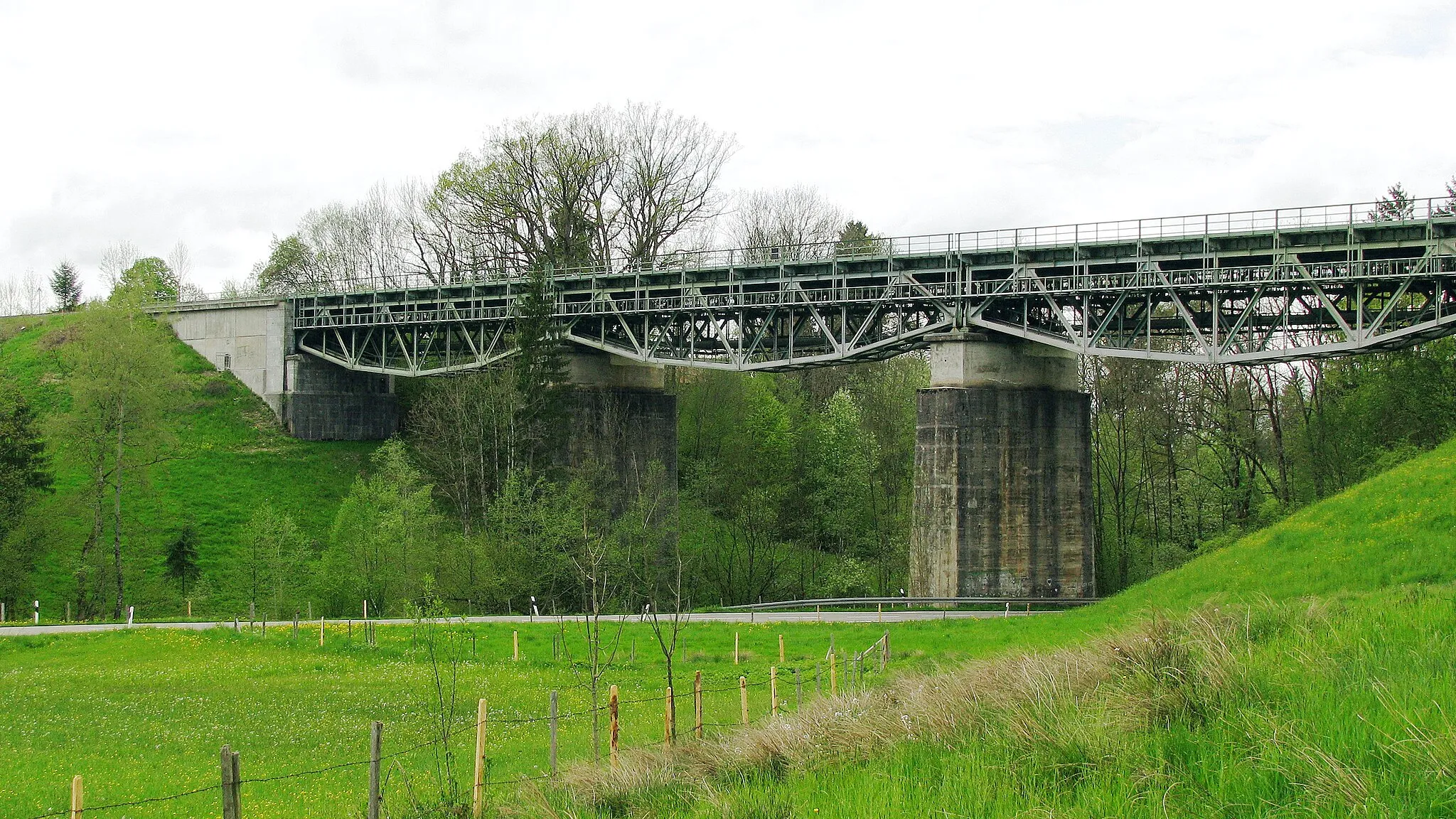 Photo showing: Eisenbahnbrücke über die Leiblach und die Kreisstraße LI 7 bei Muthen (Gemeinde Hergatz)