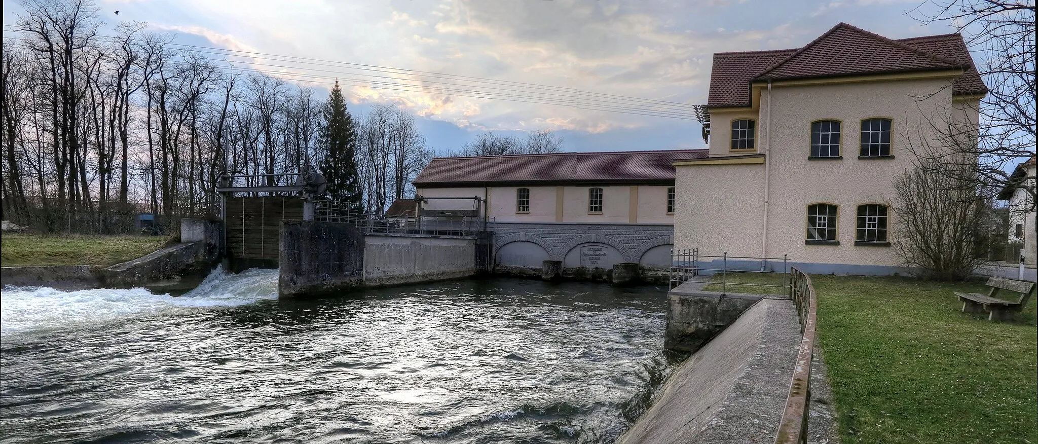 Photo showing: Deutschland, Bayern, Landkreis Fürstenfeldbruck, Gemeinde Schöngeising, Deutschlands ältestes Laufwasserkraftwerk an der Amper