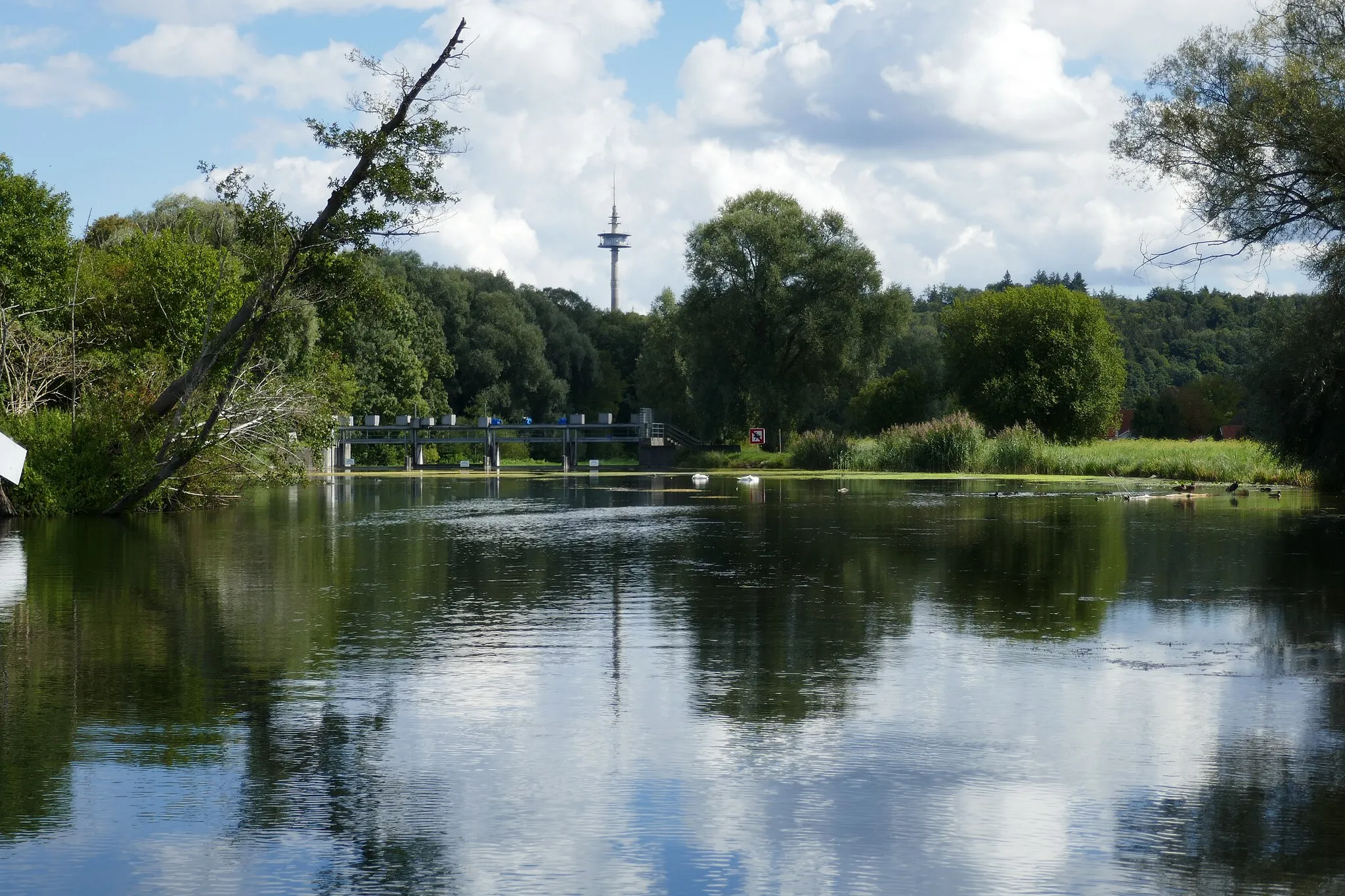 Photo showing: Aufgestaute Amper vor dem Amperkraftwerk in Schöngeising mit dem Fernmeldeturm im Hintergrund  (Germany)