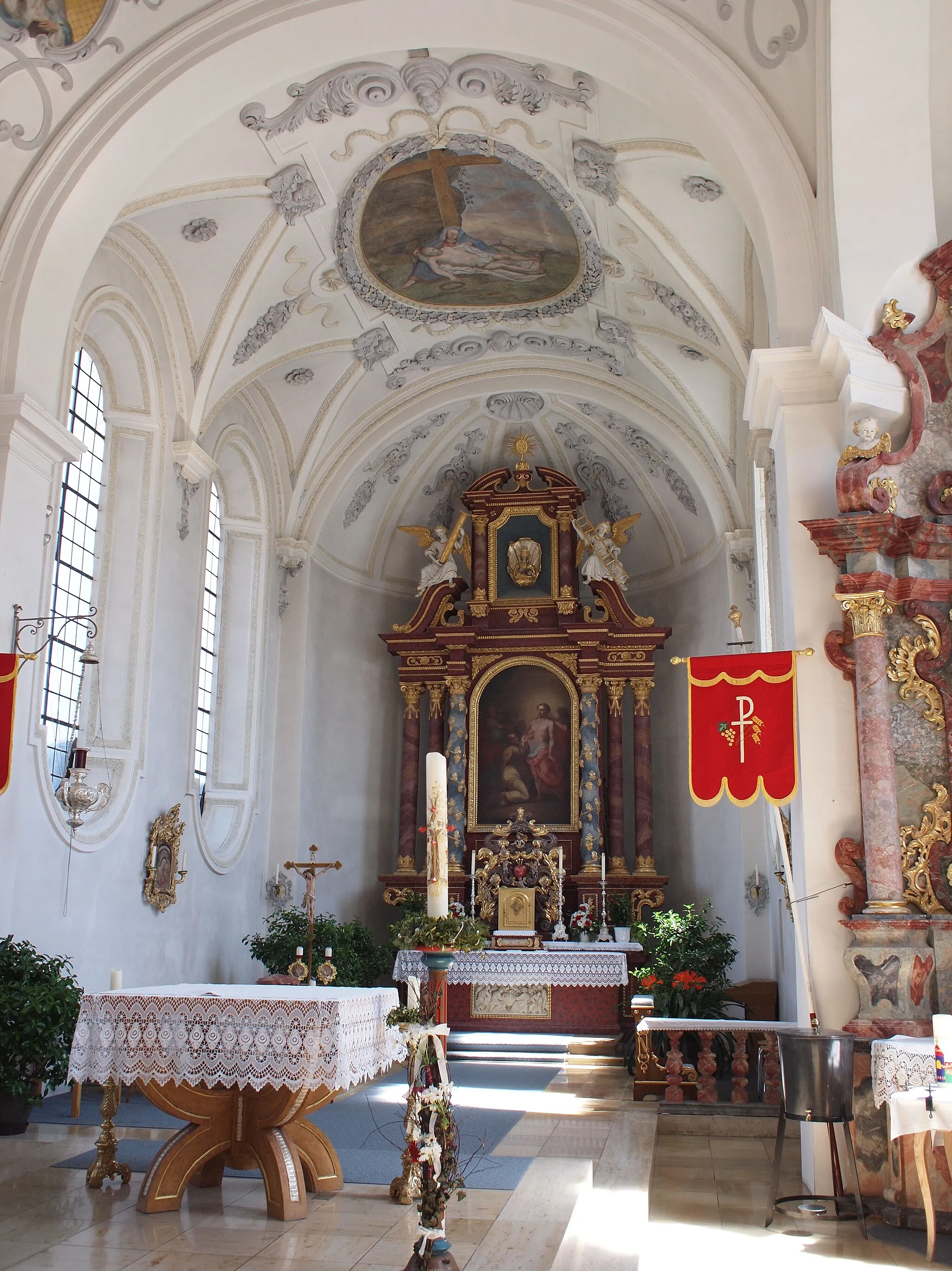 Photo showing: Pfarrkirche zu den heiligen fünf Wunden in Rieden am Forggensee. Altartisch nach dem Muster eines barocken Bauerntisches von Otto Kobel, 1975.