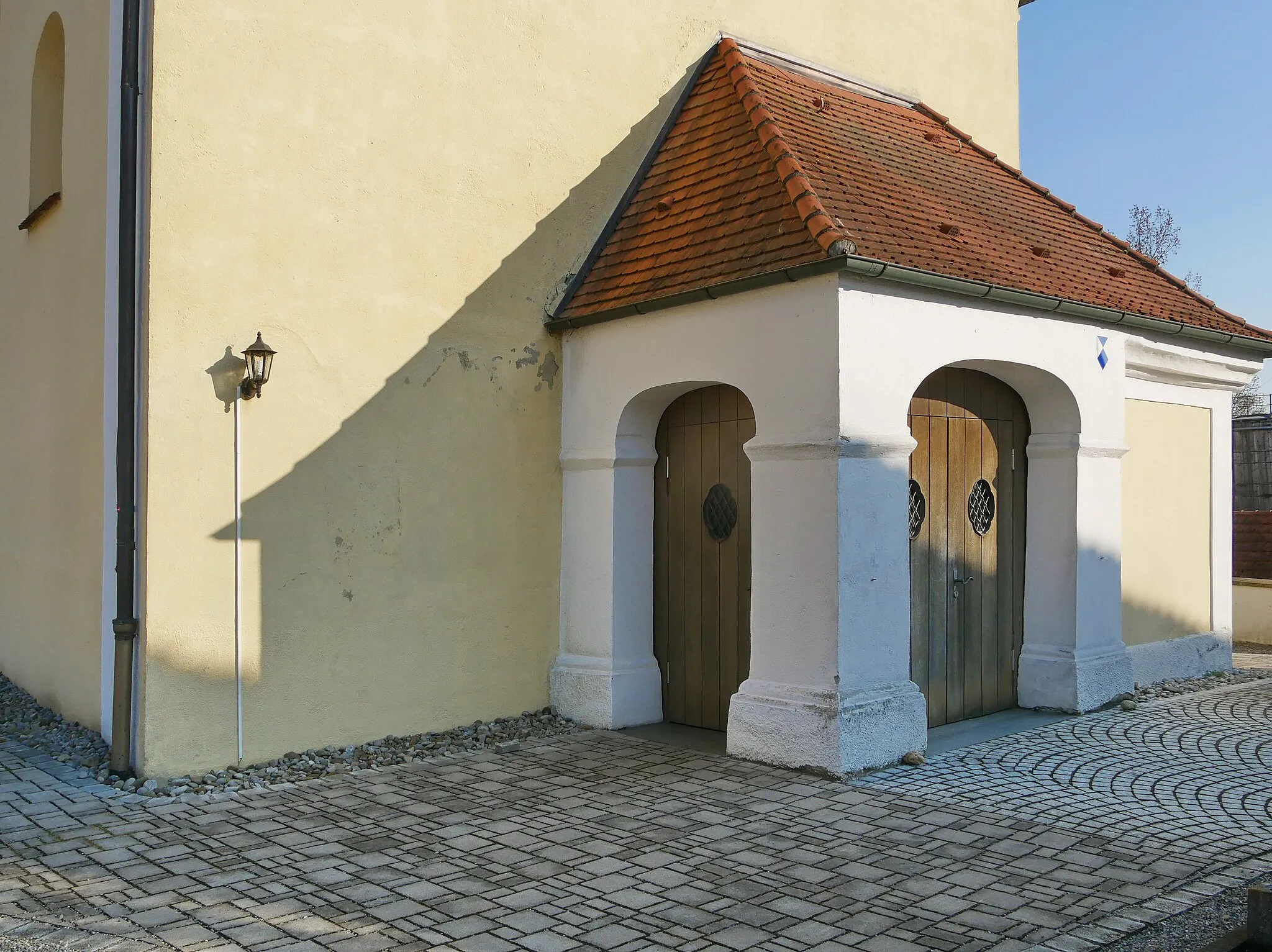 Photo showing: Dasing, Ortsteil Taiting, Marienstr. 7, Katholische Pfarrkirche Mariä Verkündigung.
Eingangsbereich. Ansicht von WNW
