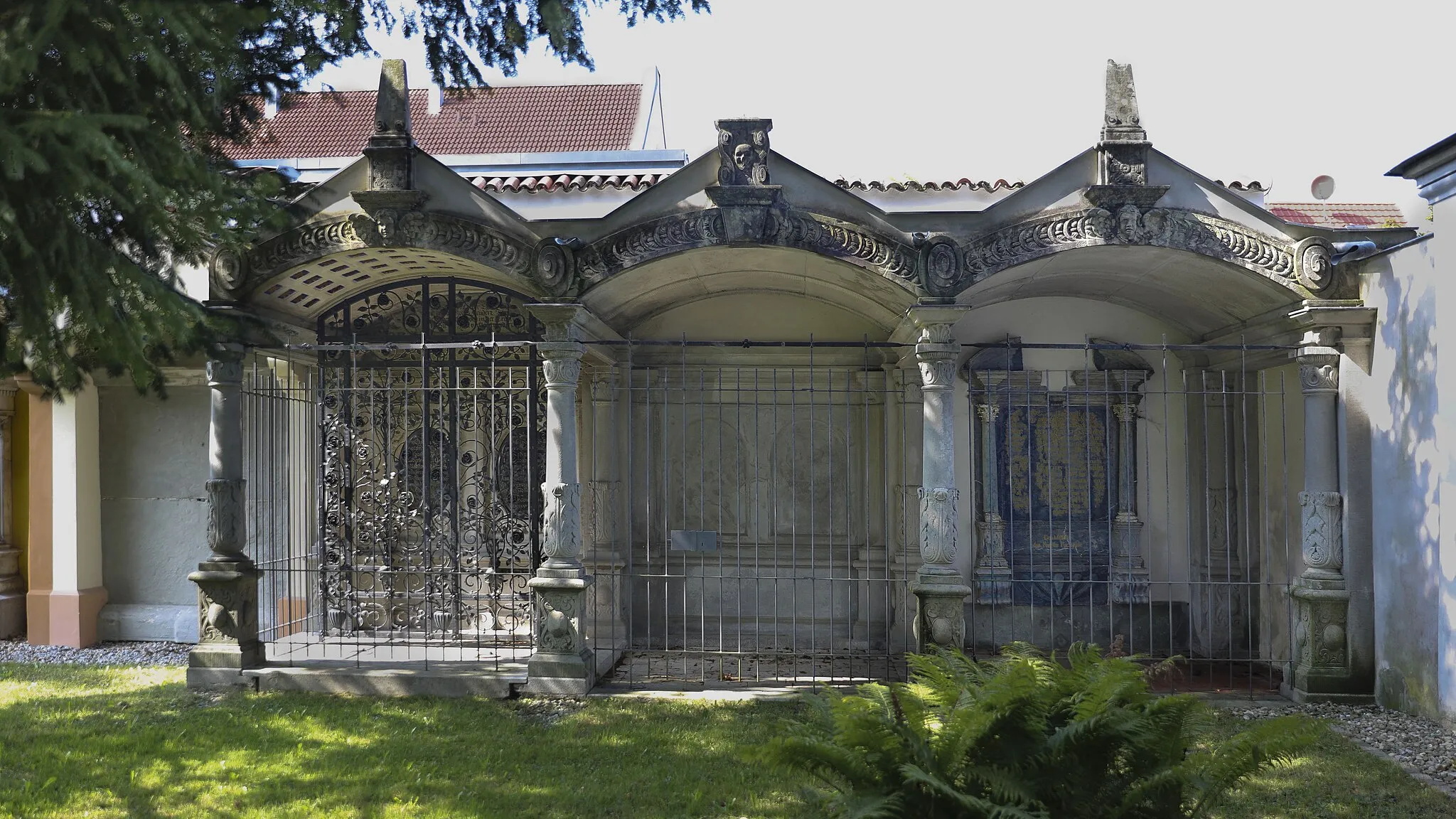 Photo showing: Alter Friedhof Aeschach, 110 Grabhaus der Familie Naeher