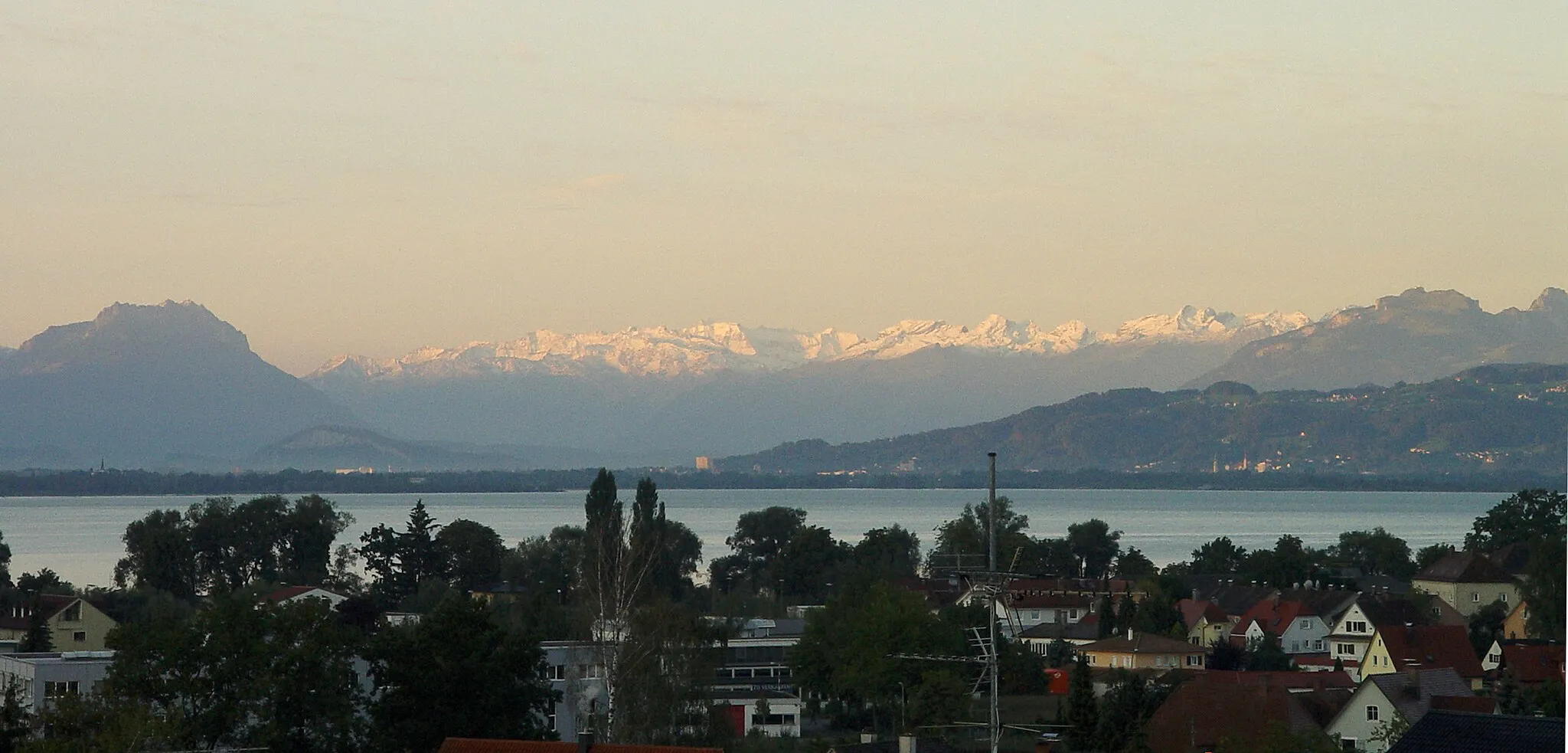 Photo showing: Glarus Alps (Switzerland) at sunrise, seen from Lindau-Reutin (Bavaria, Germany) across the lake of Constance. Distance approx. 100 km. Left side drei Schwestern ('three sisters'), Austria