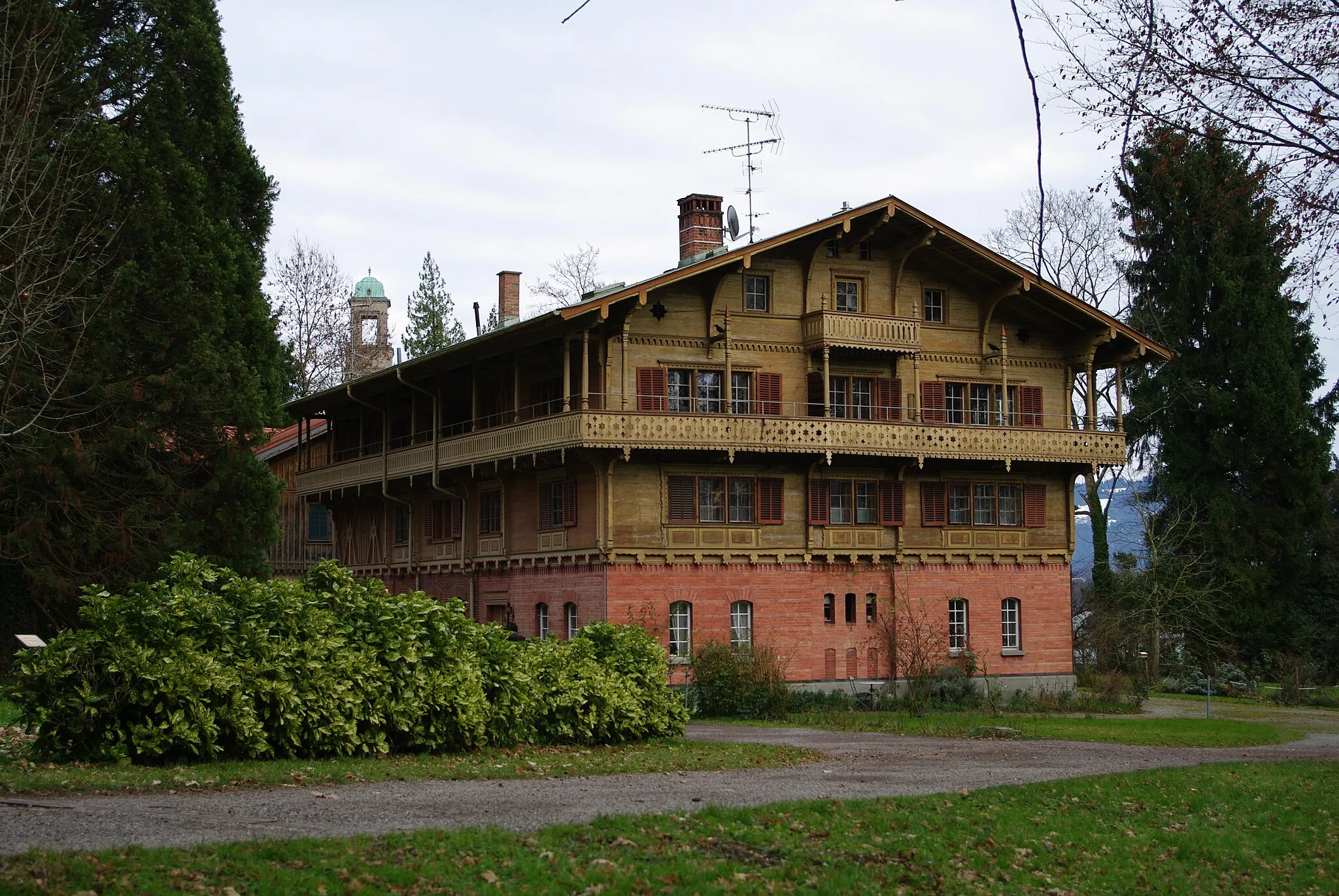Photo showing: Das sog. Schweizerhaus, ehemals Ökonomiegebäude der Lindenhof-Villa in Schachen, Ortsteil von Lindau (Bodensee)