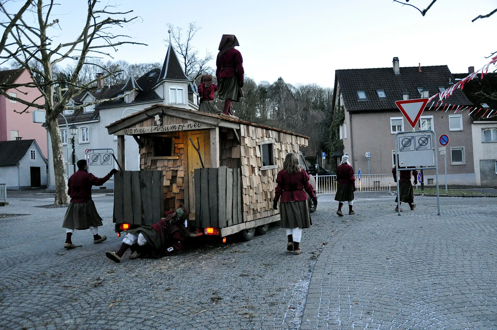 Photo showing: Narrenzunft Bürgermoos e. V., Tetttnang; Narrenfigur: Sumpfbiberhexe
Fotografiert beim Ringtreffen des Alemannischen Narrenrings (ANR) 2014 in Weingarten; Narrensprung am 9. Februar 2014

(Die Narrenzunft Bürgermoos ist kein ANR-Mitglied und nahm als Gast am Narrensprung teil.)