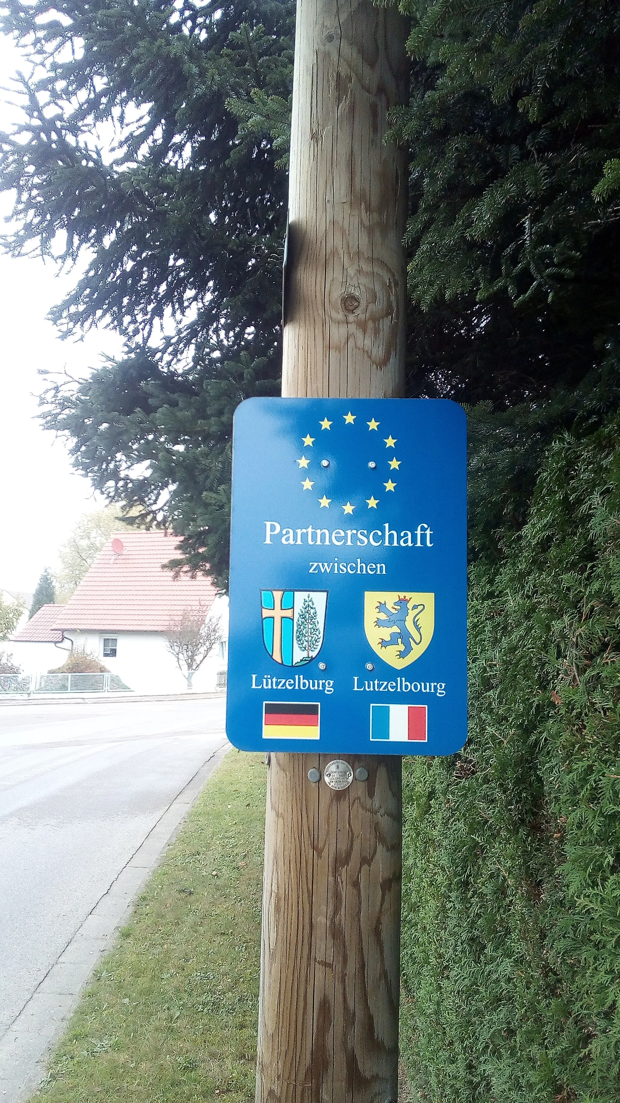 Photo showing: Infoschild der Ortspartnerschaft zwischen Lützelburg und Lutzelbourg (Gemeinde im französischen Lothringen)