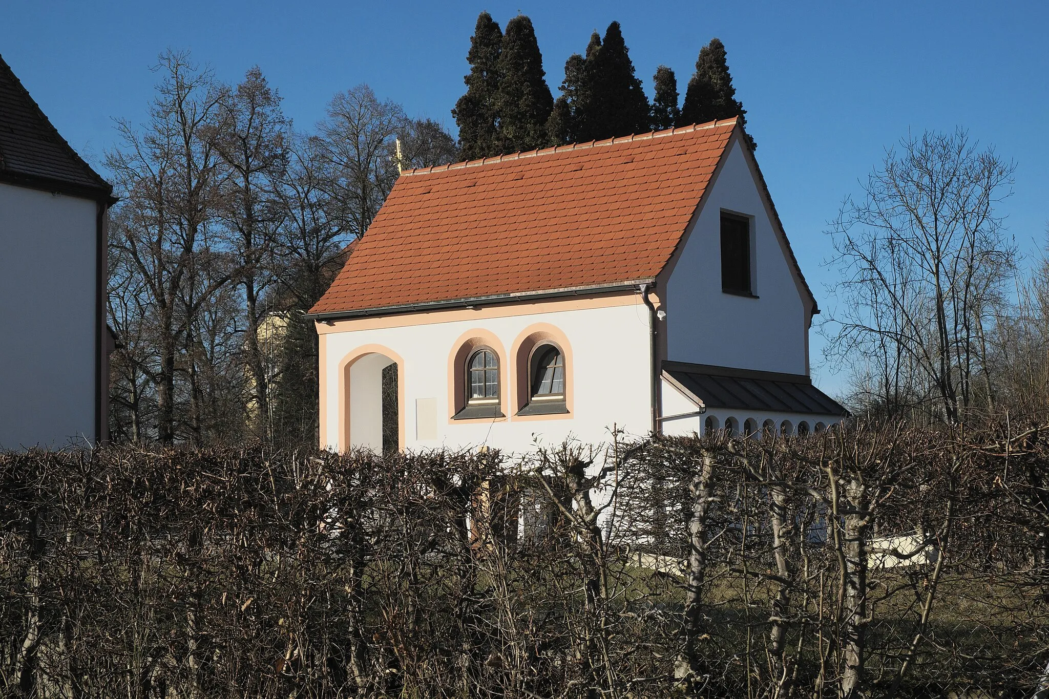 Photo showing: Leichenhalle auf dem Friedhof an der katholischen Filialkirche St. Gabinus in Unterweikertshofen (Erdweg) im Landkreis Dachau (Bayern/Deutschland)