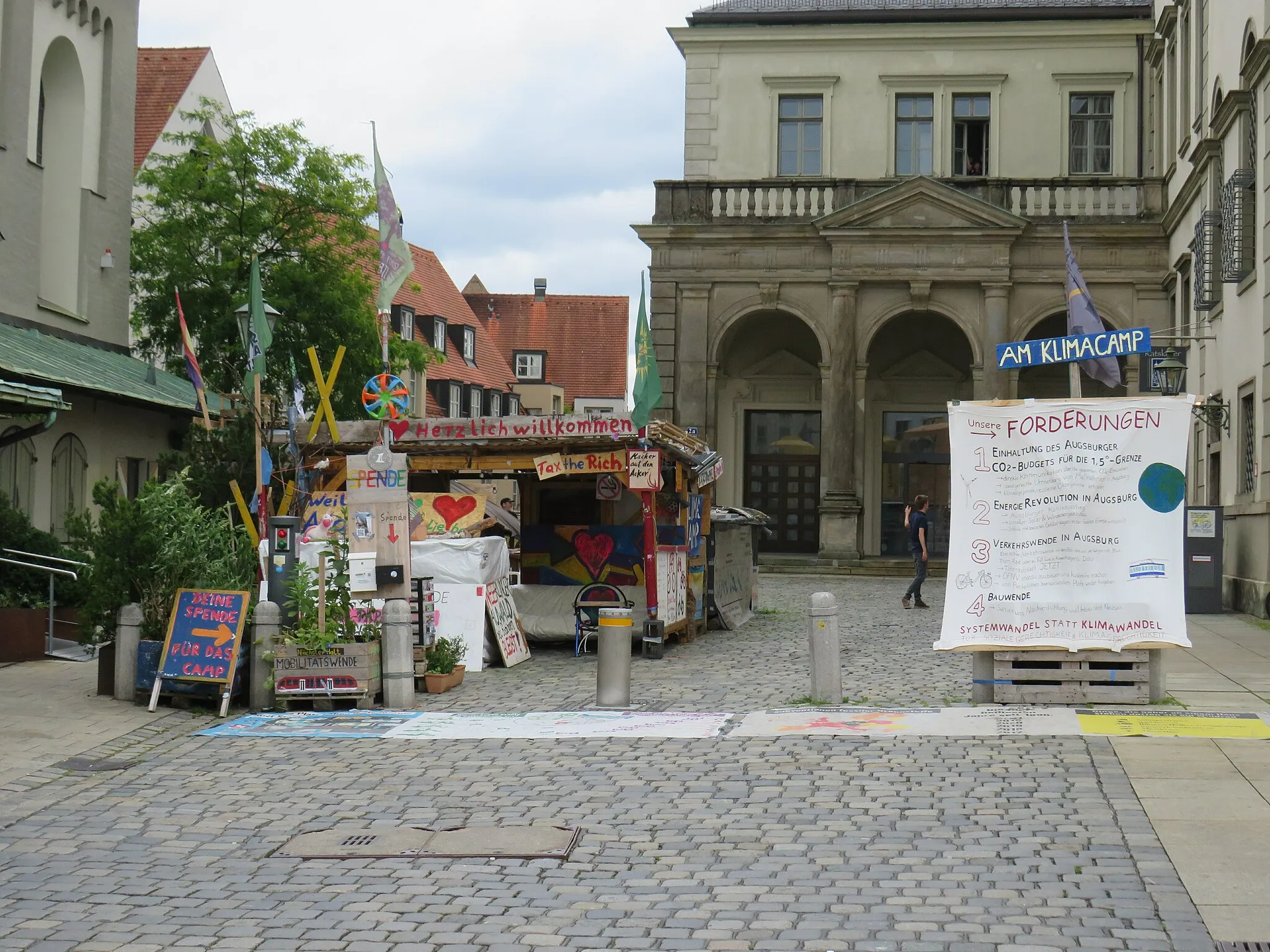 Photo showing: Klimacamp links neben dem Rathaus am Fischmarkt 1, 86150 Augsburg. https://www.klimacamp-augsburg.de/