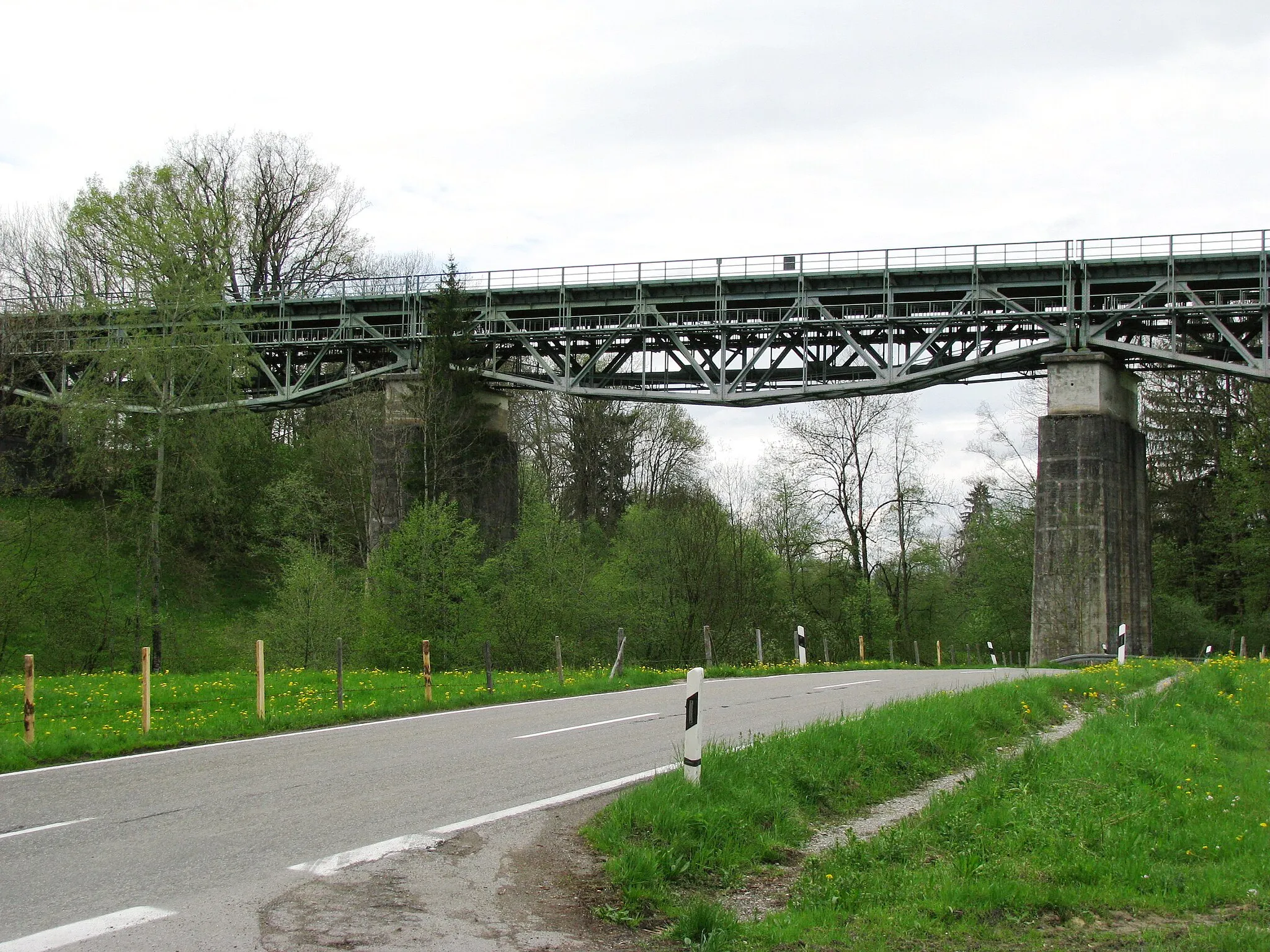 Photo showing: Eisenbahnbrücke über die Leiblach und die Kreisstraße LI 7 bei Muthen (Gemeinde Hergatz)