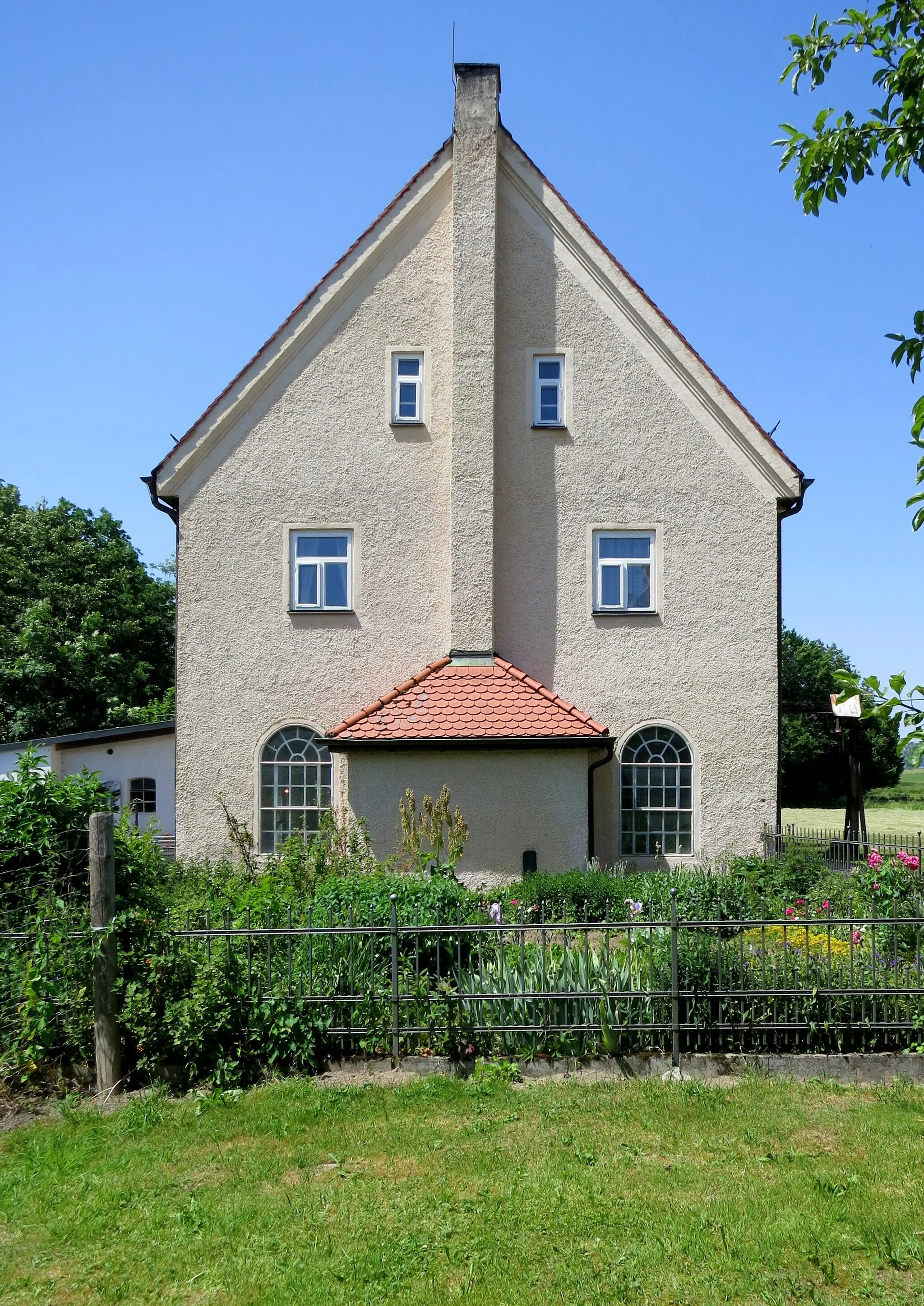 Photo showing: Blick aus SüdOst auf den Giebel mit Esse und Kamin