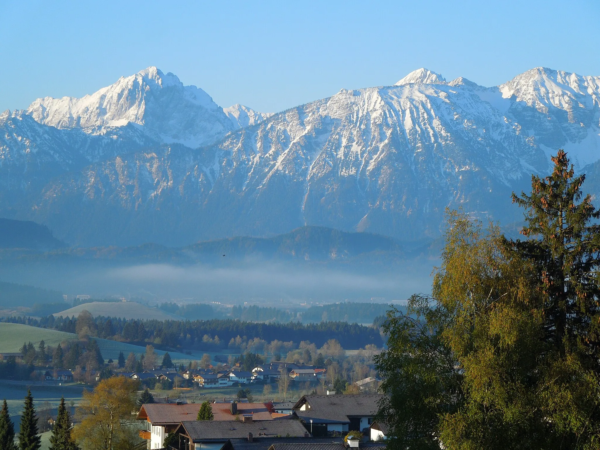 Photo showing: Frühling am See, Alpenpanorama am Hopfensee