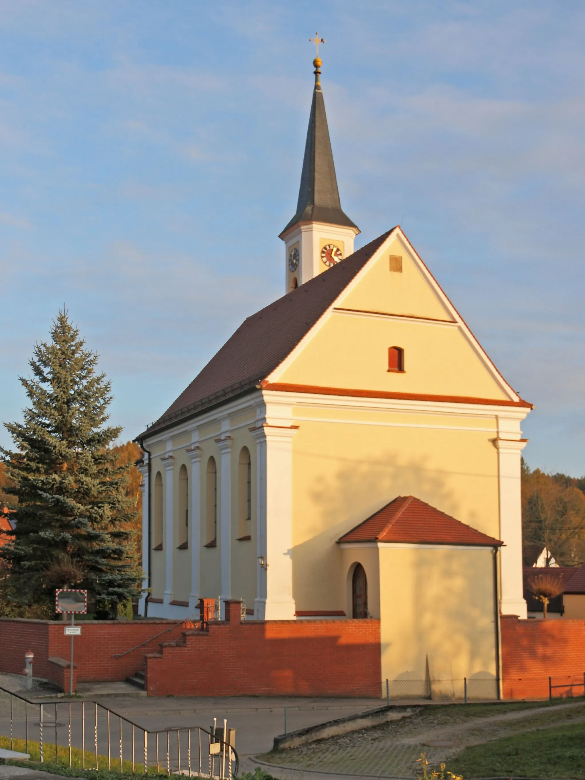 Photo showing: Kath. Pfarrkirche St. Thomas von Canterbury in Edenhausen; Ansicht der Kirche von Nordwesten