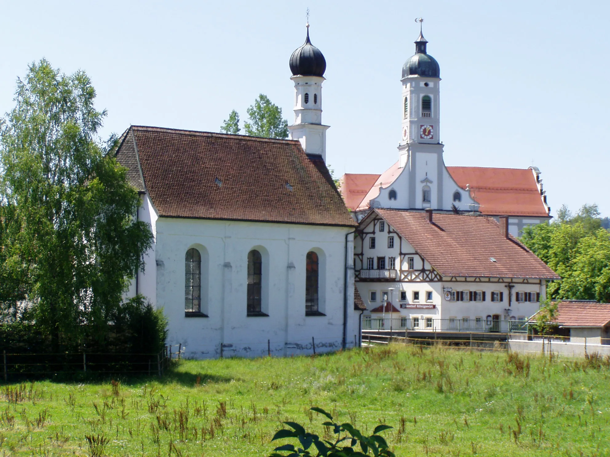 Photo showing: Kapelle, Königswirt und Kirche in Bertoldshofen, Stadt Marktoberdorf