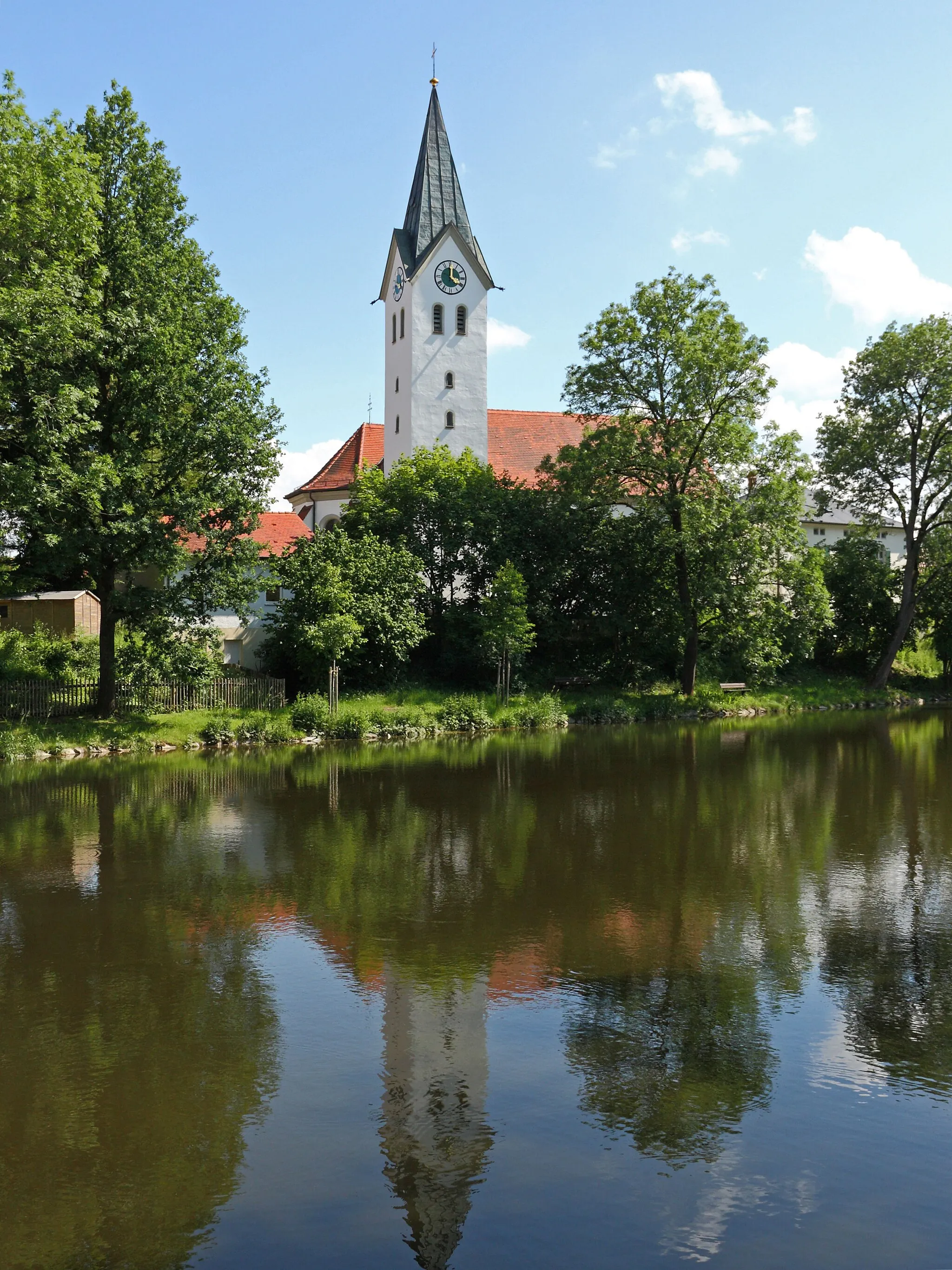 Photo showing: Kath. Pfarrkirche St. Ägidius in Stoffenried; Ansicht der an den Dorfweiher grenzenden Kirche von Nordwesten