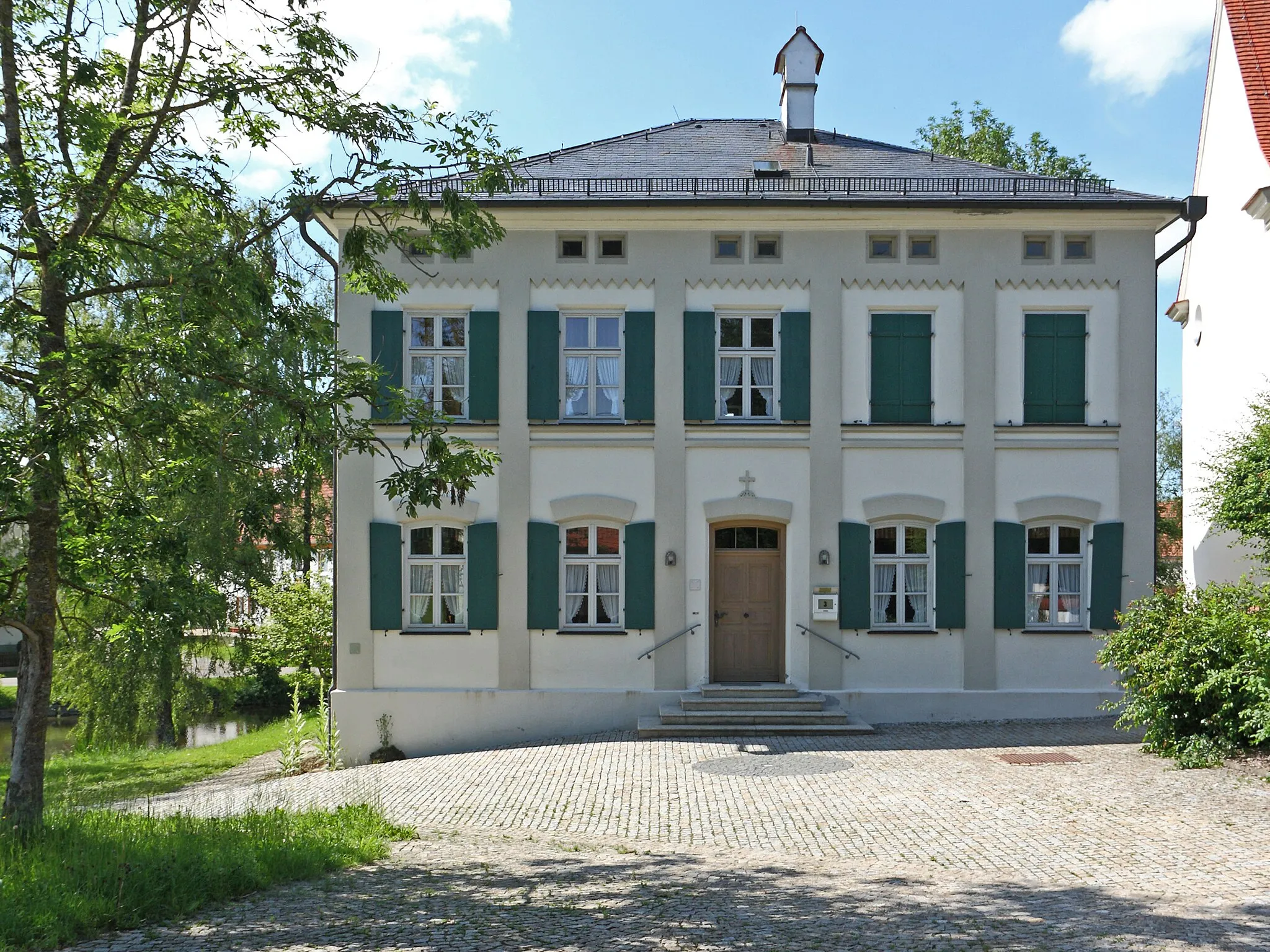 Photo showing: Pfarrhaus in Stoffenried, Kirchstraße 3; Ansicht des Gebäudes von 1868 aus Osten