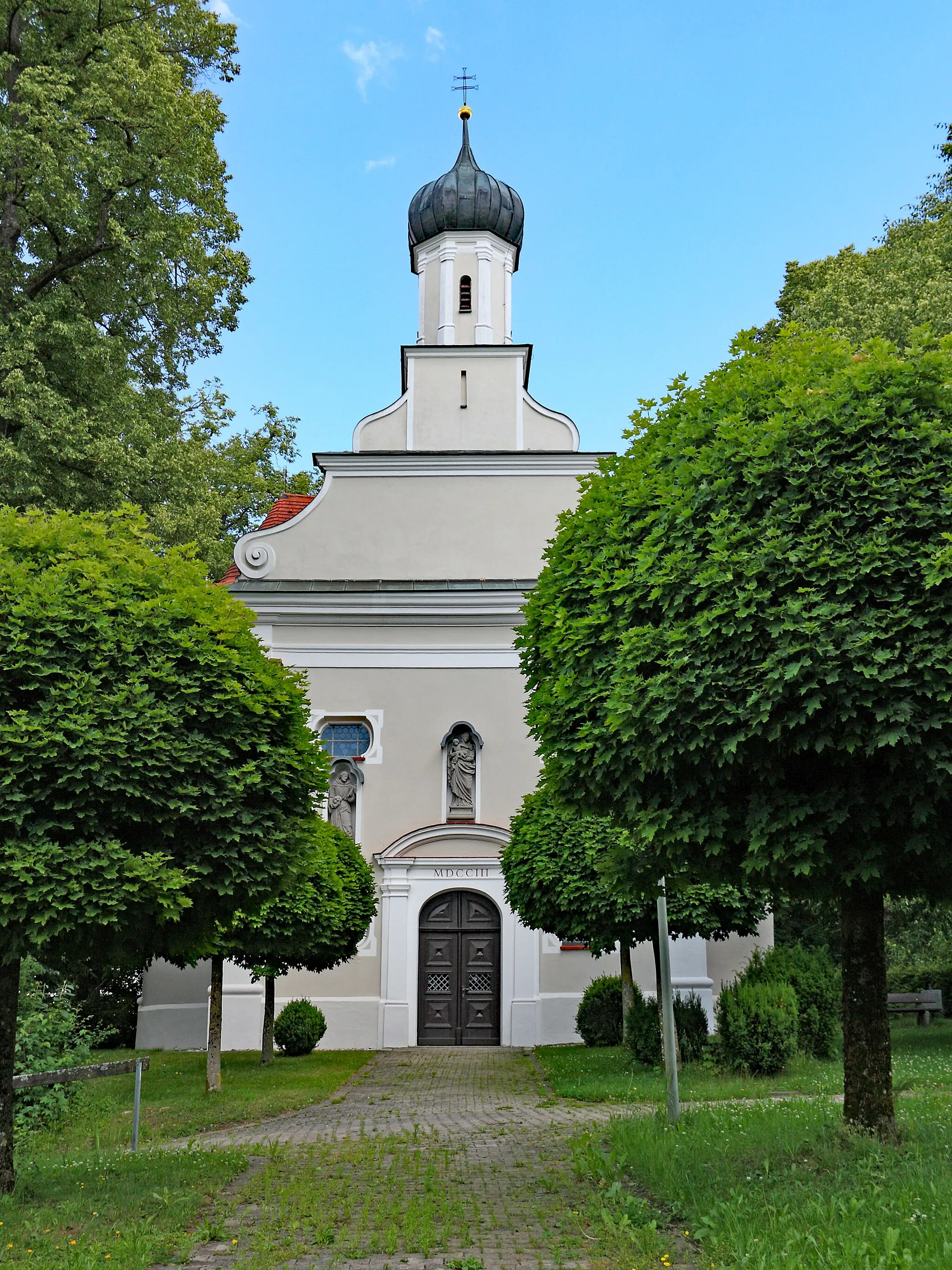 Photo showing: Westansicht der 1696 gestifteten, 1703 vollendeten und 1778 von Joseph Dossenberger d.J. teilweise erneuerten Kirche, die östlich des Ortes auf einer kleinen Anhöhe unter alten Linden gelegen ist