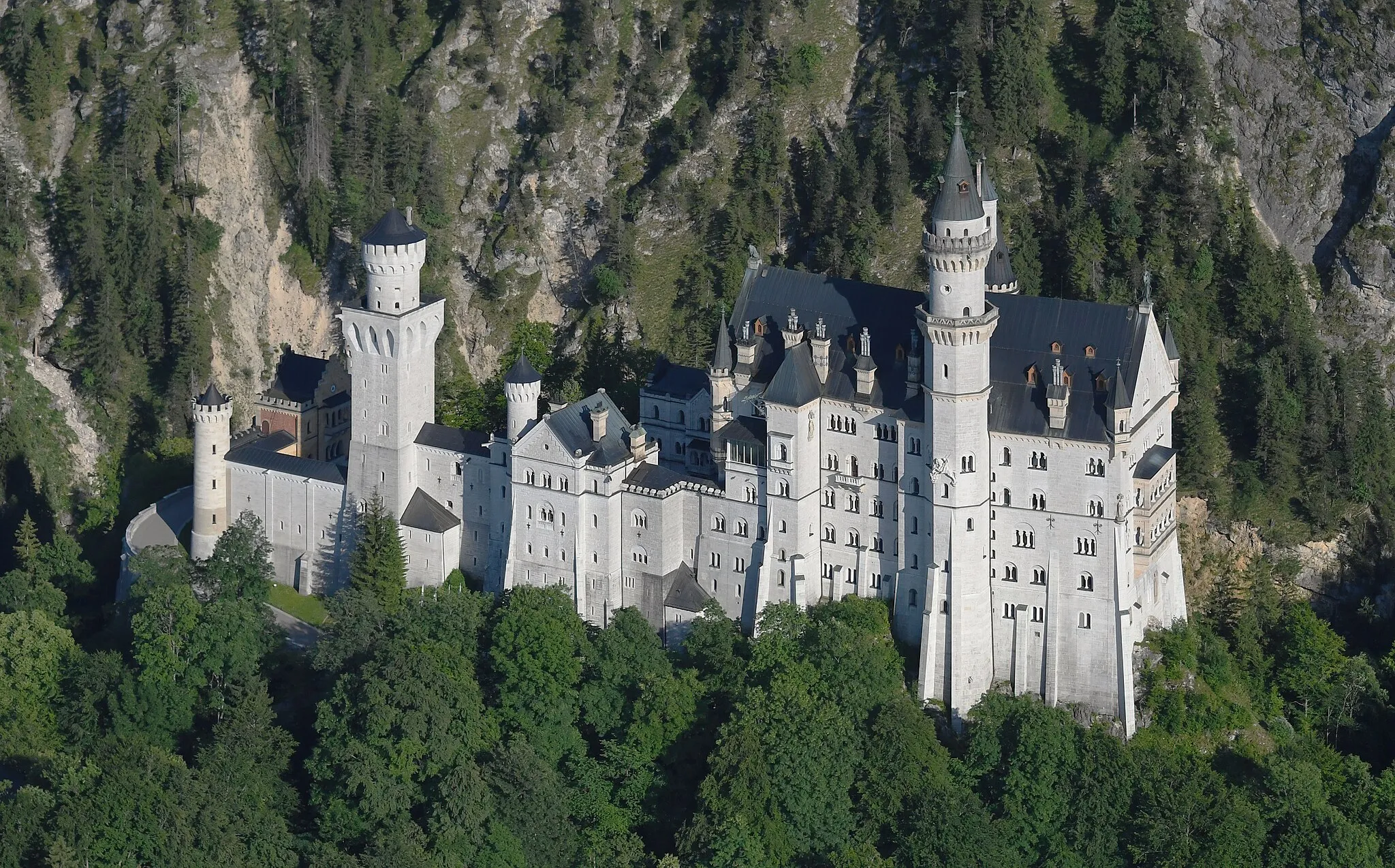 Photo showing: Aerial image of Neuschwanstein Castle (view from the northwest)