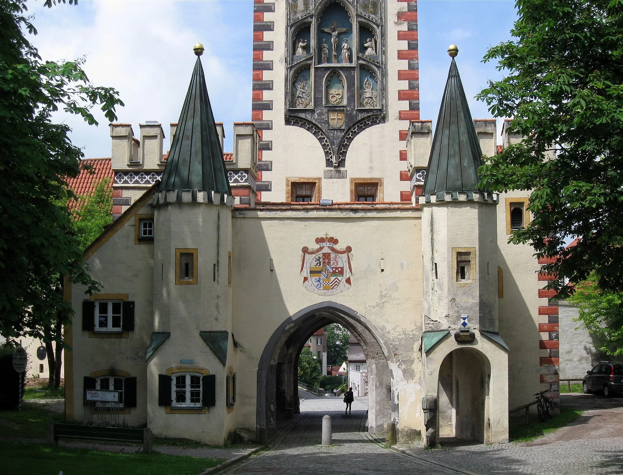Photo showing: Alte Bergstraße 448; Bayertor oder Münchner Tor, Stadttor, Haupttorturm, mehrgeschossiger Turm über quadratischem Grundriss mit spitzbogig geöffneter Torhalle und Eckquaderung, bezeichnet mit dem Jahr 1425