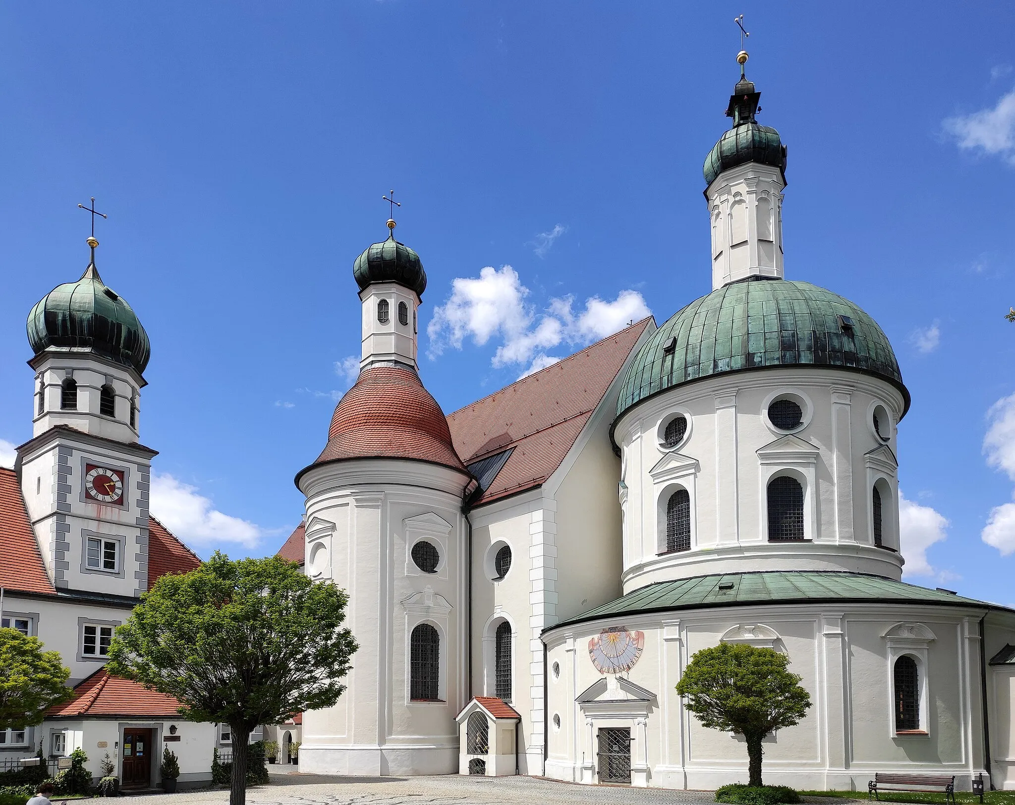 Photo showing: Die Wallfahrtskirche Maria Hilf liegt am Rand des parkähnlichen Wallfahrtsplatzes in der Mitte des Ortes Klosterlechfeld im Landkreis Augsburg in Schwaben.