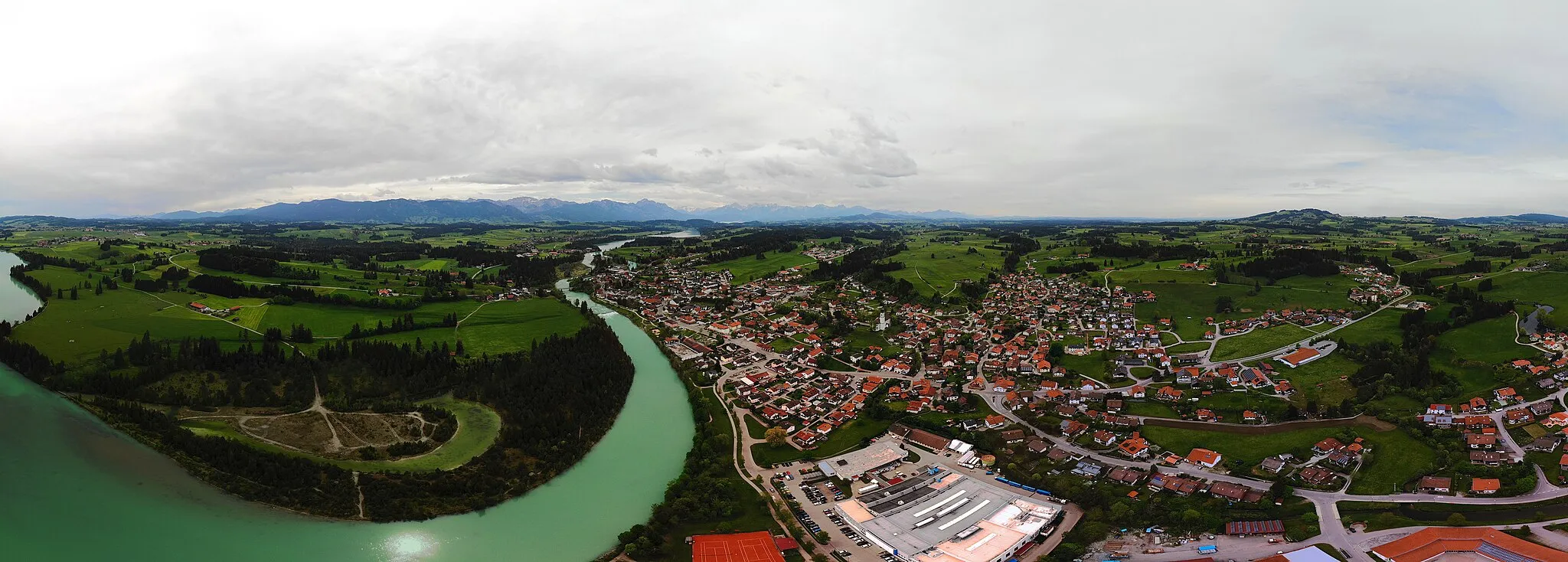 Photo showing: Lechbruck Panorama Luftaufnahme (2020). Blick in Richtung Alpen mit Trauchbergen und Ammergebirge.