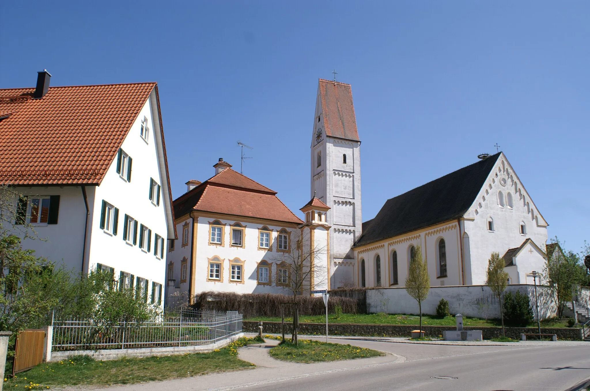 Photo showing: Pfarrhof und Kirche in Zaisertshofen, Tussenhausen