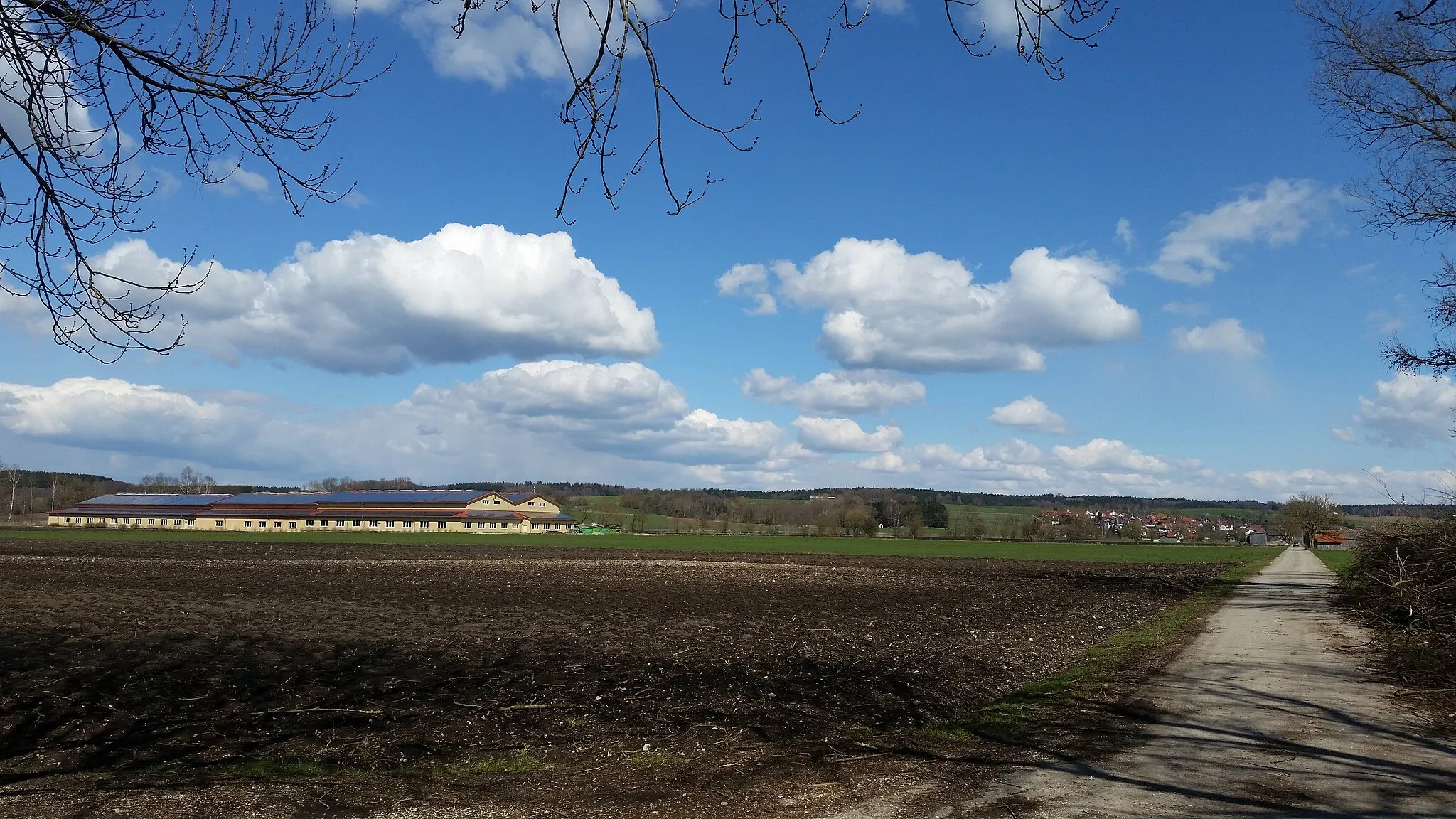 Photo showing: Blick vom Lettenbach oder Lehnbach am Wasserkraftwerk Zaisertshofen auf Zaisertshofen