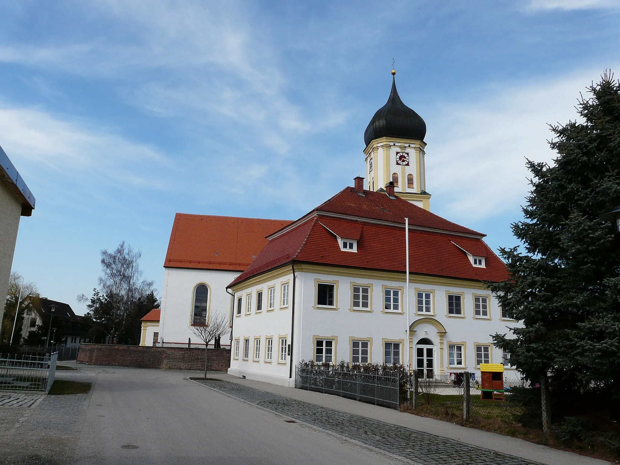 Photo showing: Pfarrhof und Kirche in Nassenbeuren, Mindelheim