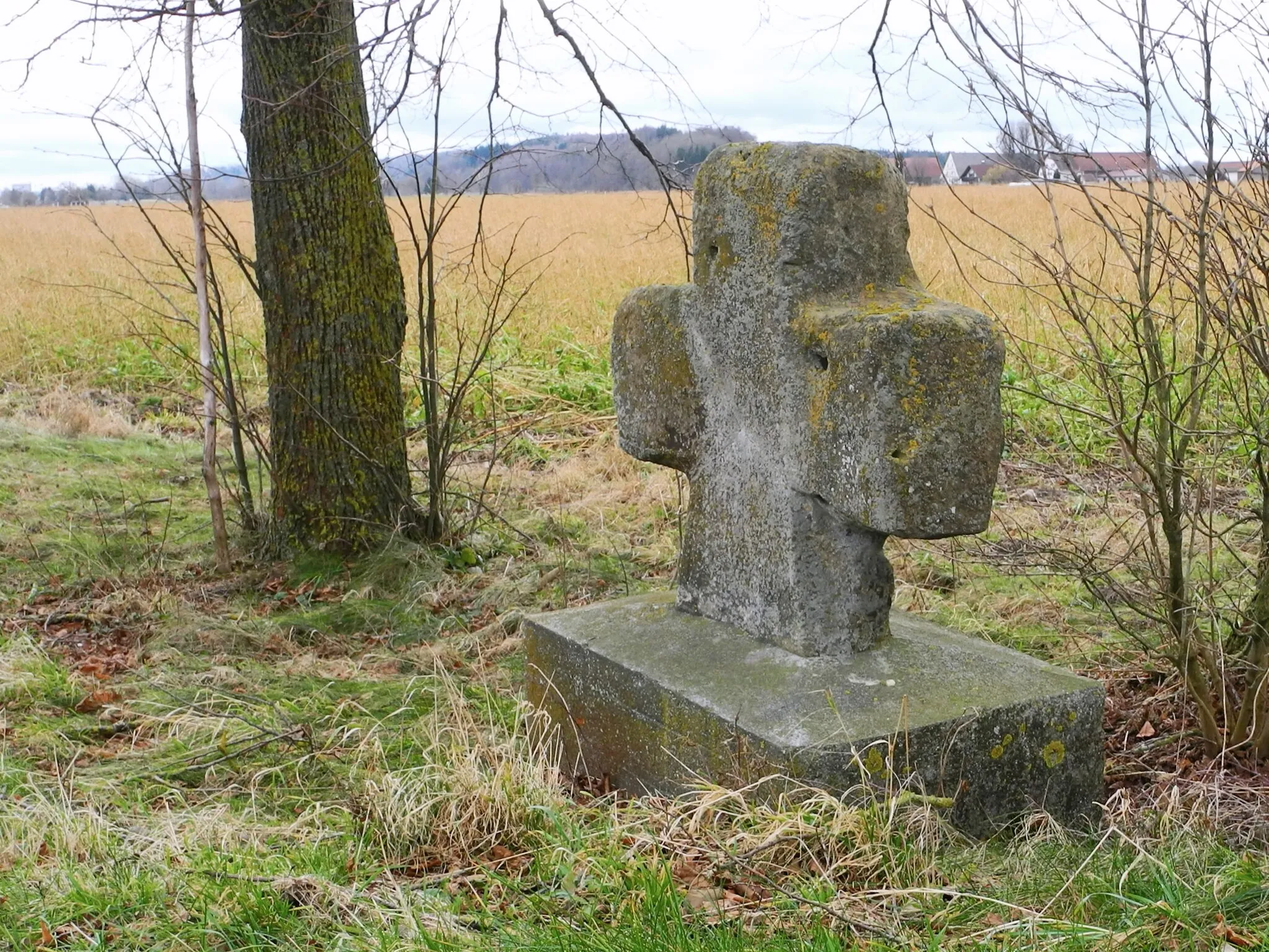 Photo showing: Mindelheim, südlich des Lohhofs an der B16; Steinkreuz aus Sandstein, wohl spätmittelalterlich