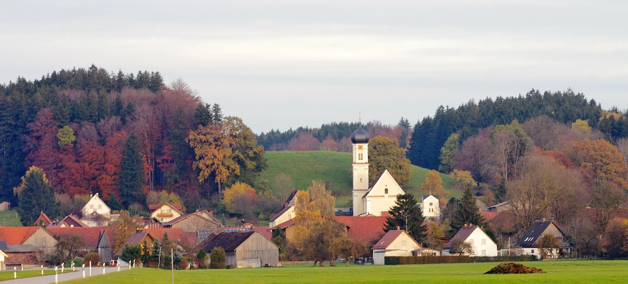 Photo showing: Blick auf Mindelau, einem Ortsteil von Mindelheim mit der Kirche die St. Jakobus dem Älteren geweiht ist