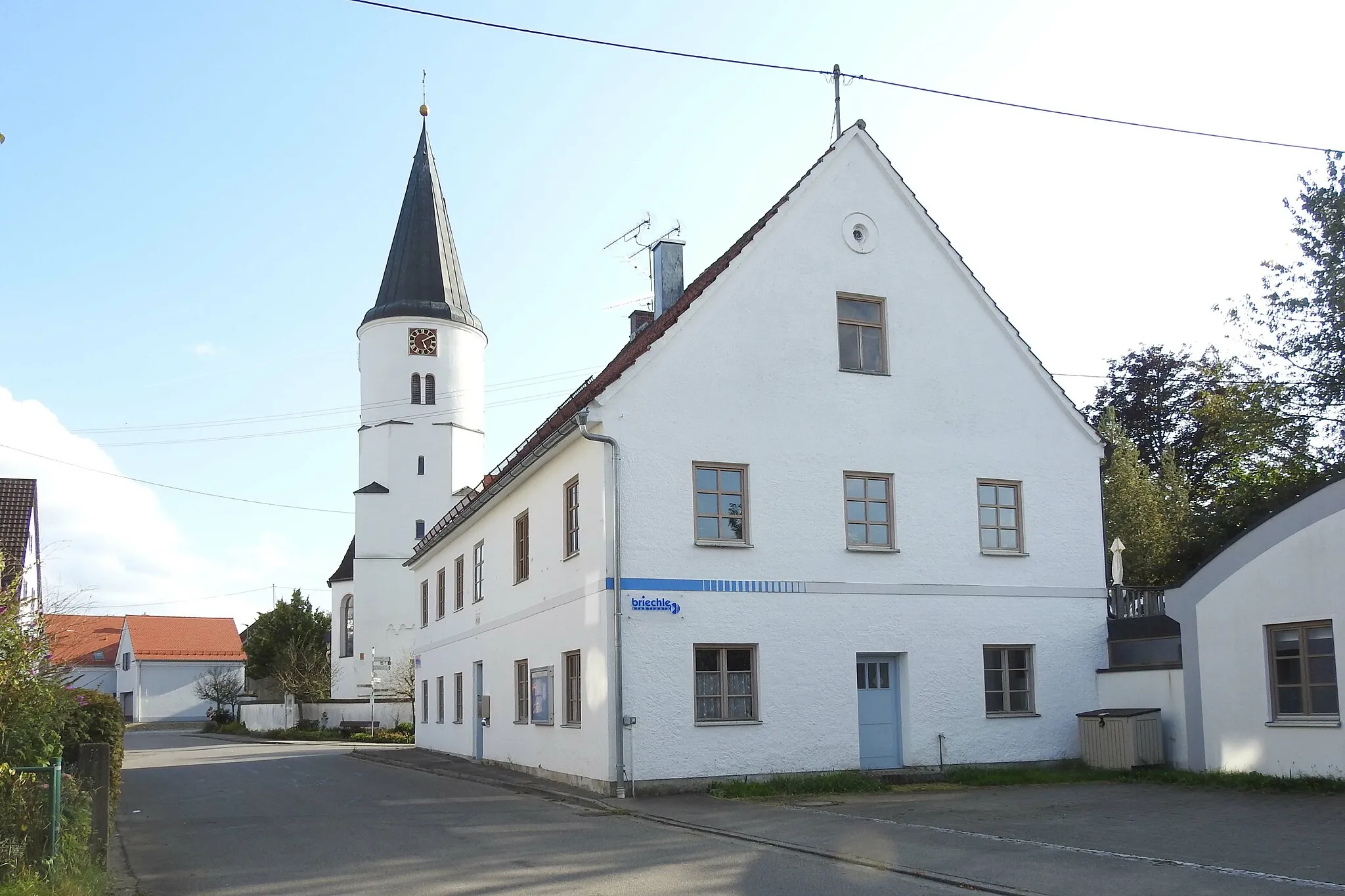 Photo showing: Ehemalige Schule und Kirche in Aletshausen