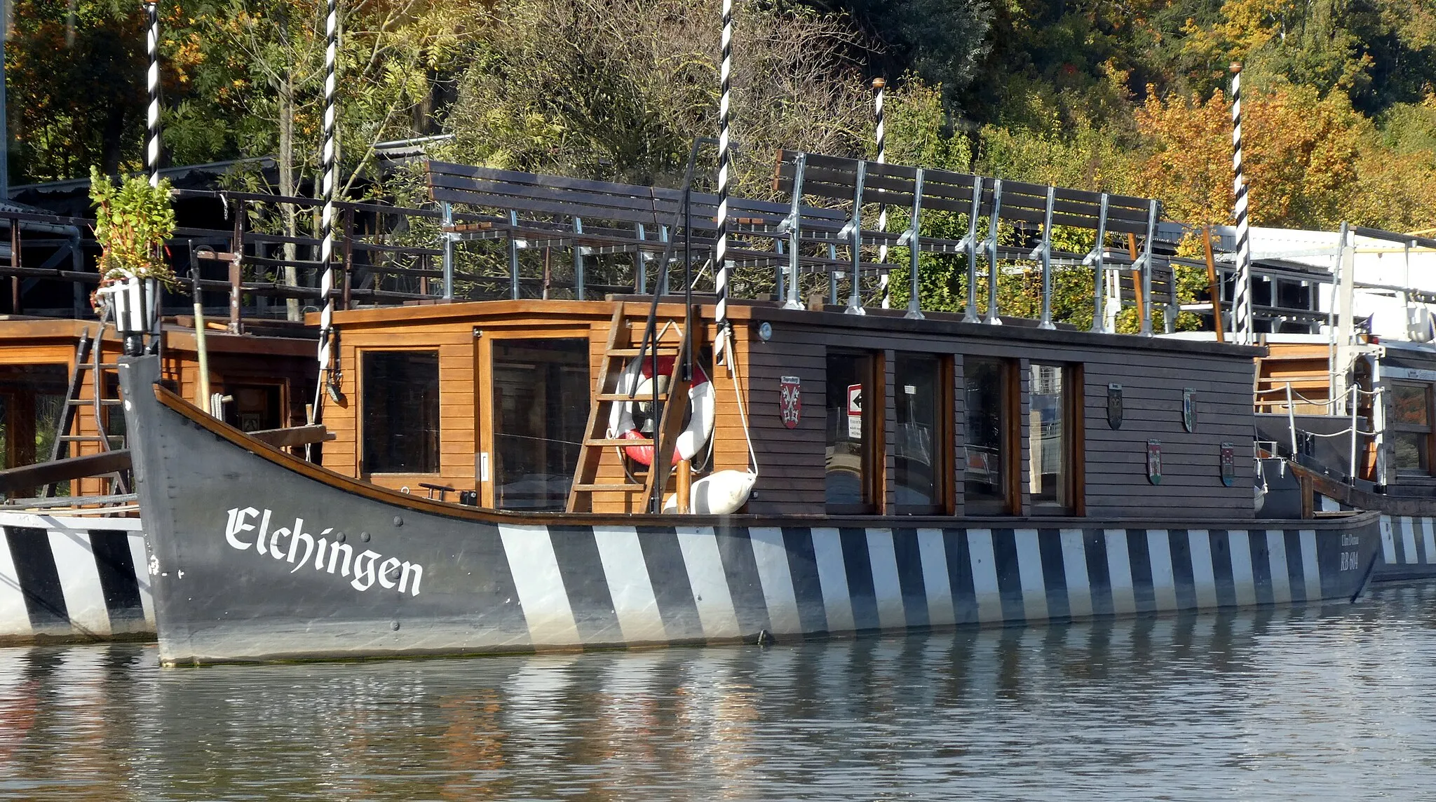 Photo showing: Die Ulmer Schachtel „Elchingen“ im Stausee des Kraftwerks Böfinger Halde.