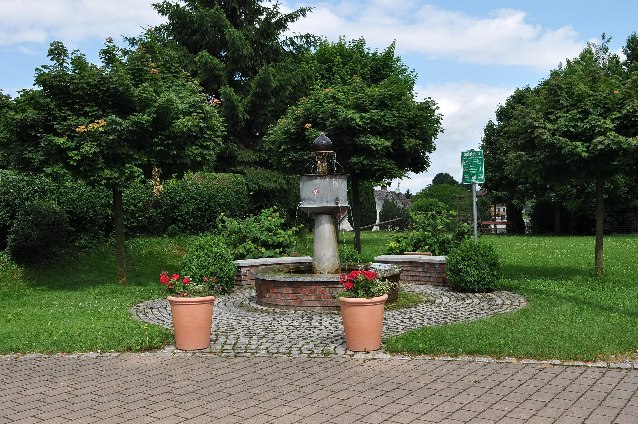 Photo showing: Brunnen am Dorfplatz