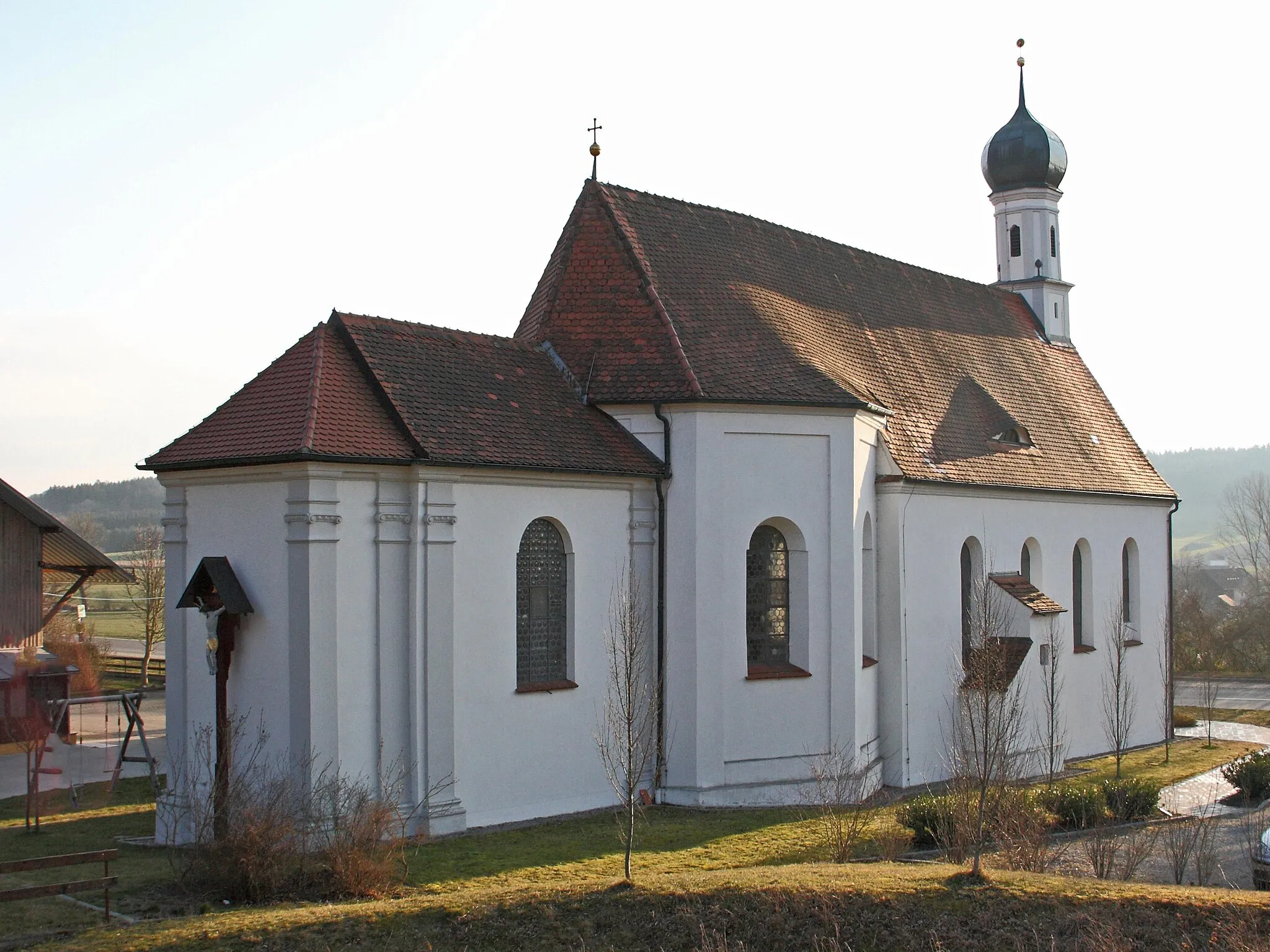 Photo showing: Ansicht der Kirche von Nordosten. Gut erkennbar sind hier die drei Bauabschnitte: 1. Rotunde in der Mitte, 2. Kerkerkapelle links(Ost) und 3. Langhaus rechts (West)