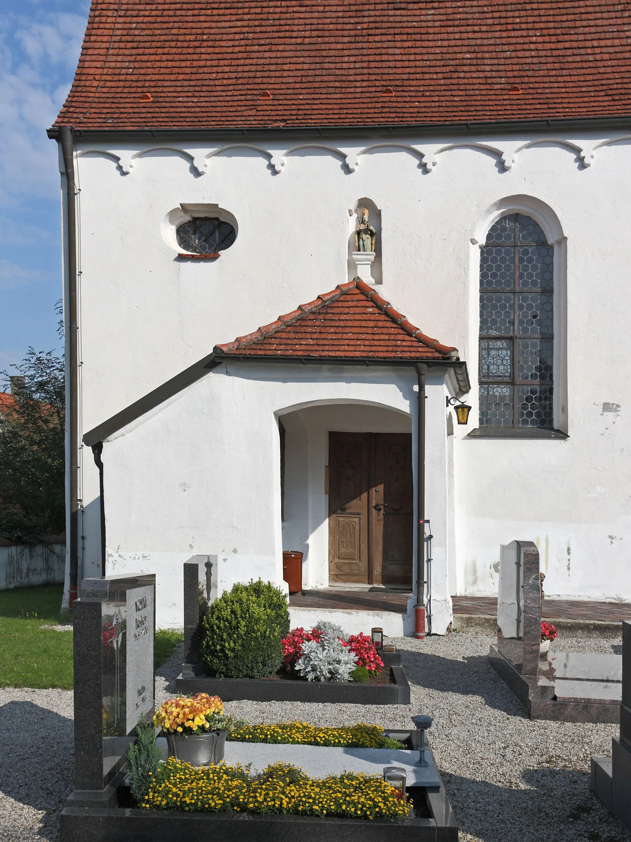 Photo showing: Filialkirche Sankt Nikolaus in Höselhurst; Vorzeichen mit angebauter Ölbergnische