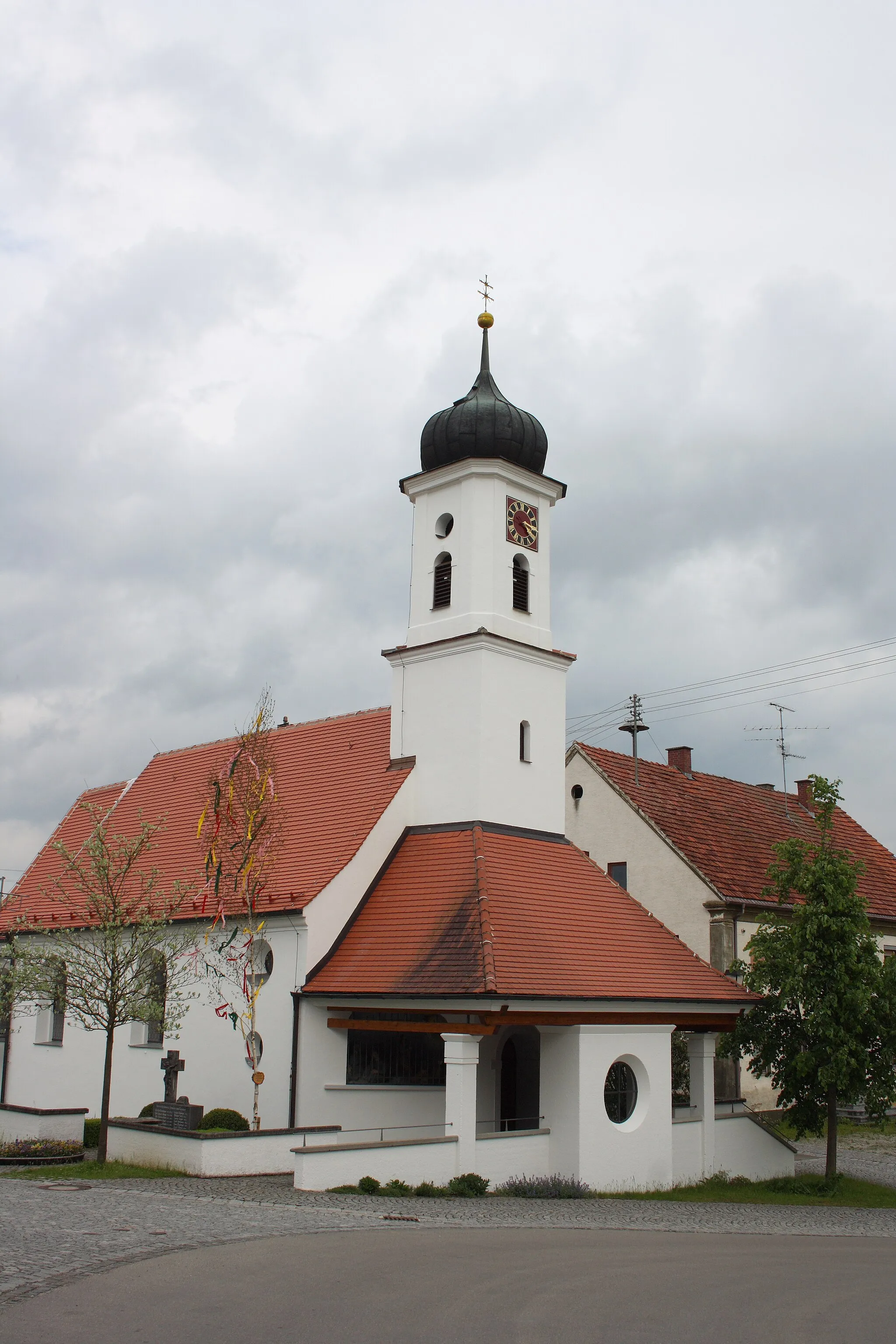 Photo showing: Kirche St. Leonhard in Remshart, einem Ortsteil von Rettenbach im Landkreis Günzburg (Bayern), Kirchplatzlatz 1