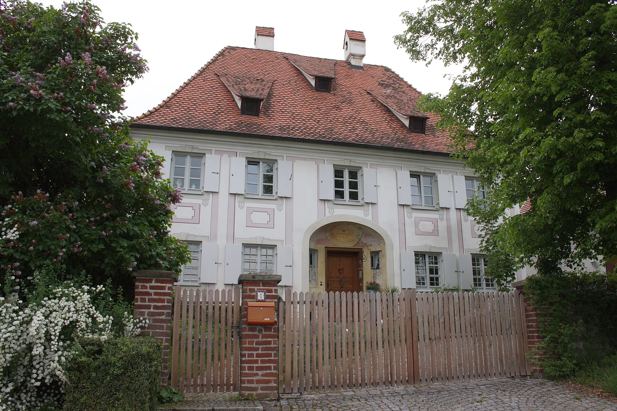 Photo showing: Pfarrhaus in Remshart, einem Ortsteil von Rettenbach im Landkreis Günzburg (Bayern), Haldenweg 1