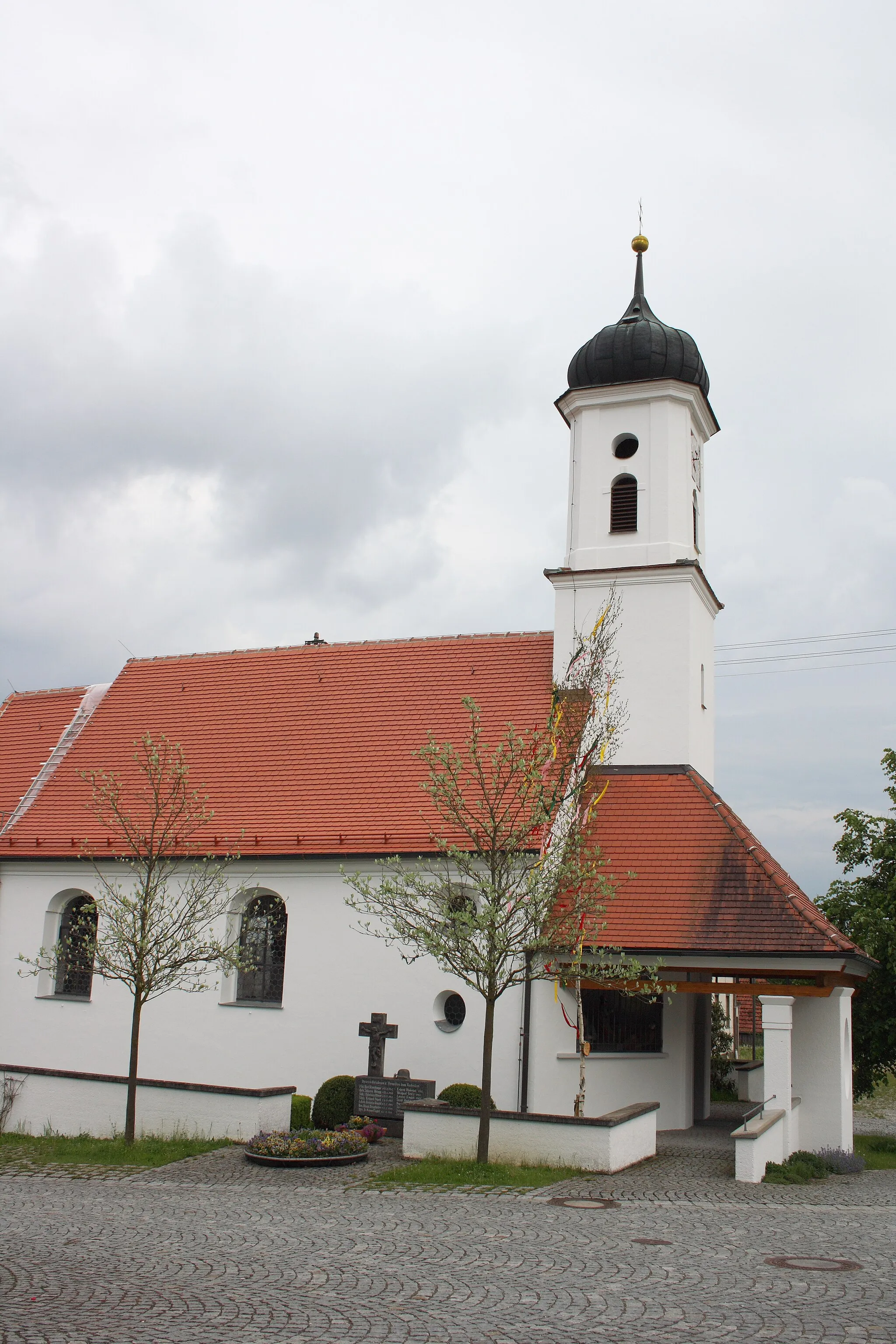 Photo showing: Kirche St. Leonhard in Remshart, einem Ortsteil von Rettenbach im Landkreis Günzburg (Bayern), Kirchplatzlatz 1