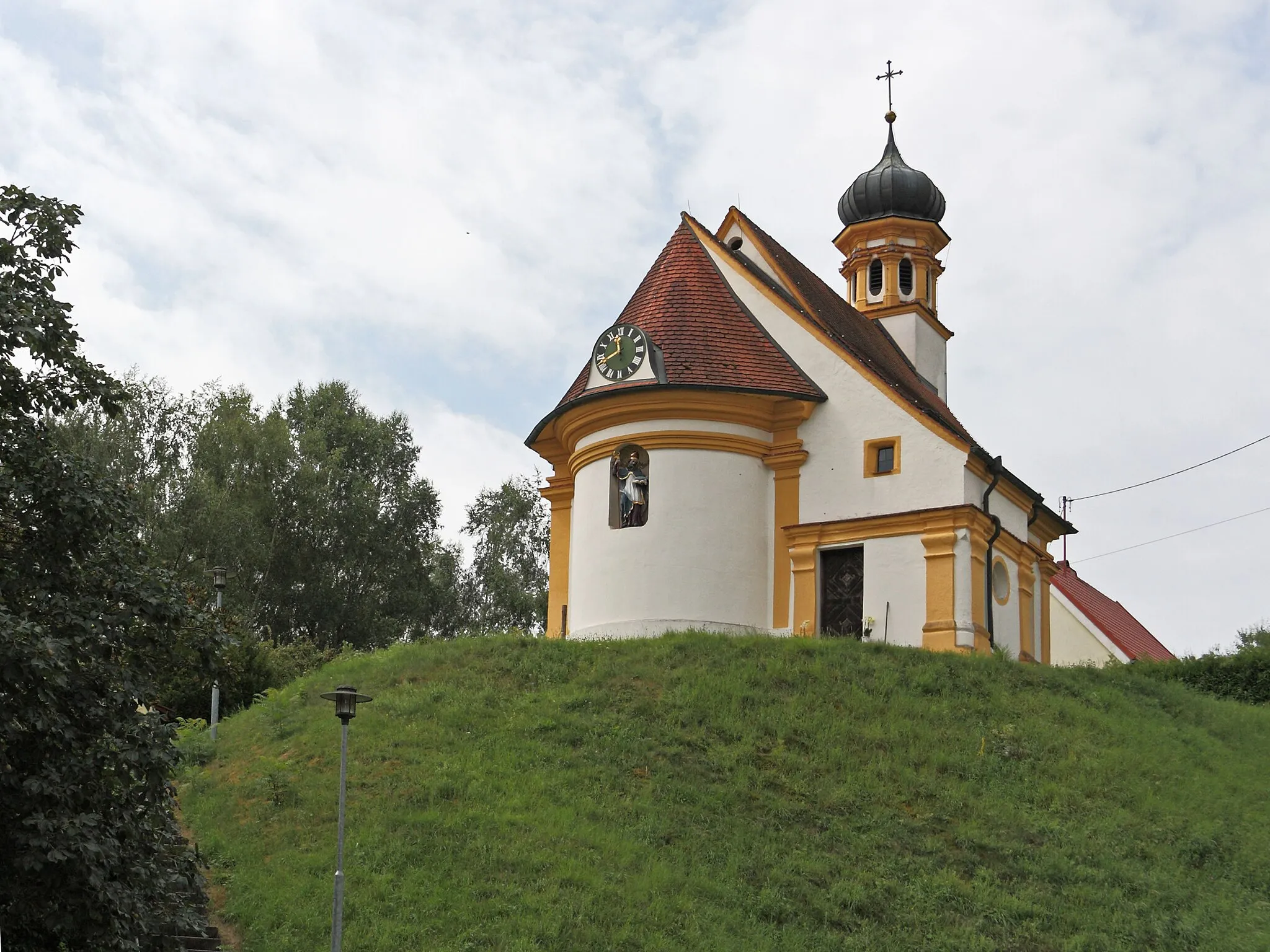 Photo showing: Filialkirche St. Ulrich und Vitus in Seifertshofen; Nordostansicht der auf einer Anöhe gelegenen Kirche