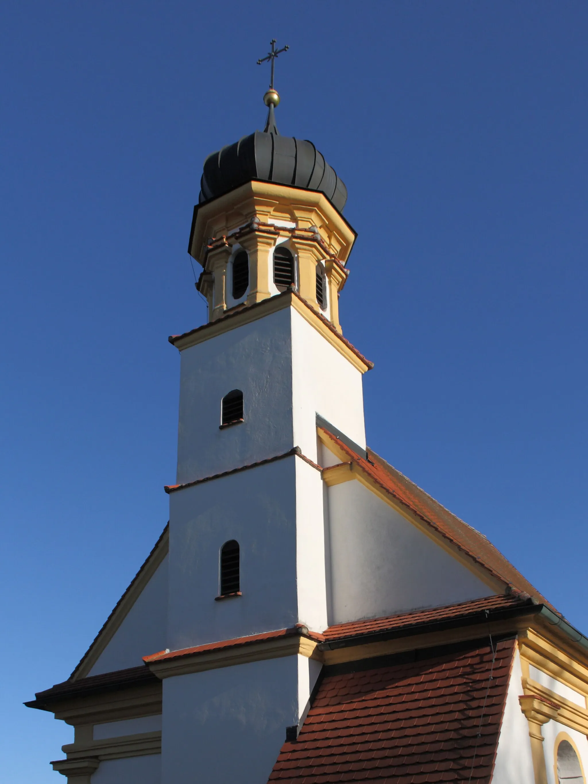 Photo showing: Filialkirche St. Ulrich und Vitus in Seifertshofen; Turm an der Westfront mit blechgedeckter Zwiebelhaube