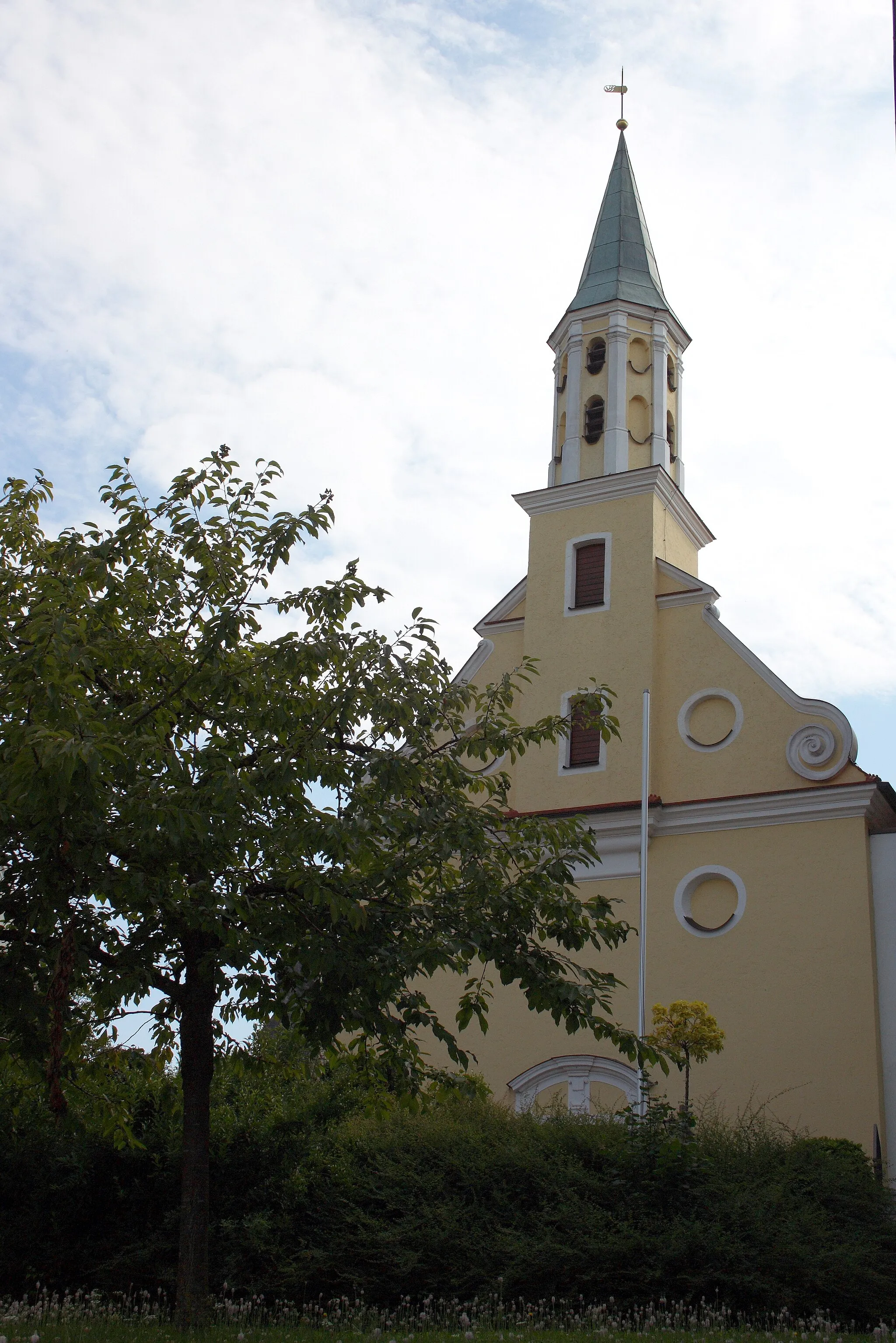 Photo showing: Katholische Pfarrkirche St. Maria Immaculata in Echenbrunn, einem Ortsteil von Gundelfingen im Landkreis Dillingen an der Donau (Bayern), Westfassade mit Dachreiter