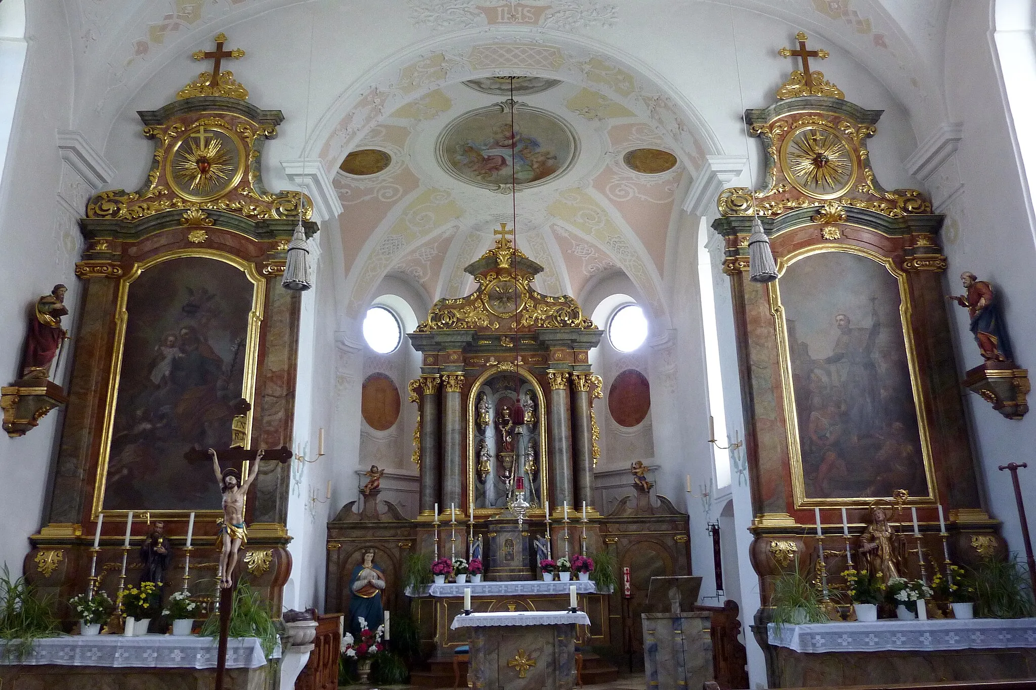 Photo showing: Katholische Pfarrkirche St. Maria Immaculata in Echenbrunn, einem Ortsteil von Gundelfingen im Landkreis Dillingen an der Donau (Bayern), Hauptaltar und Seitenaltäre
