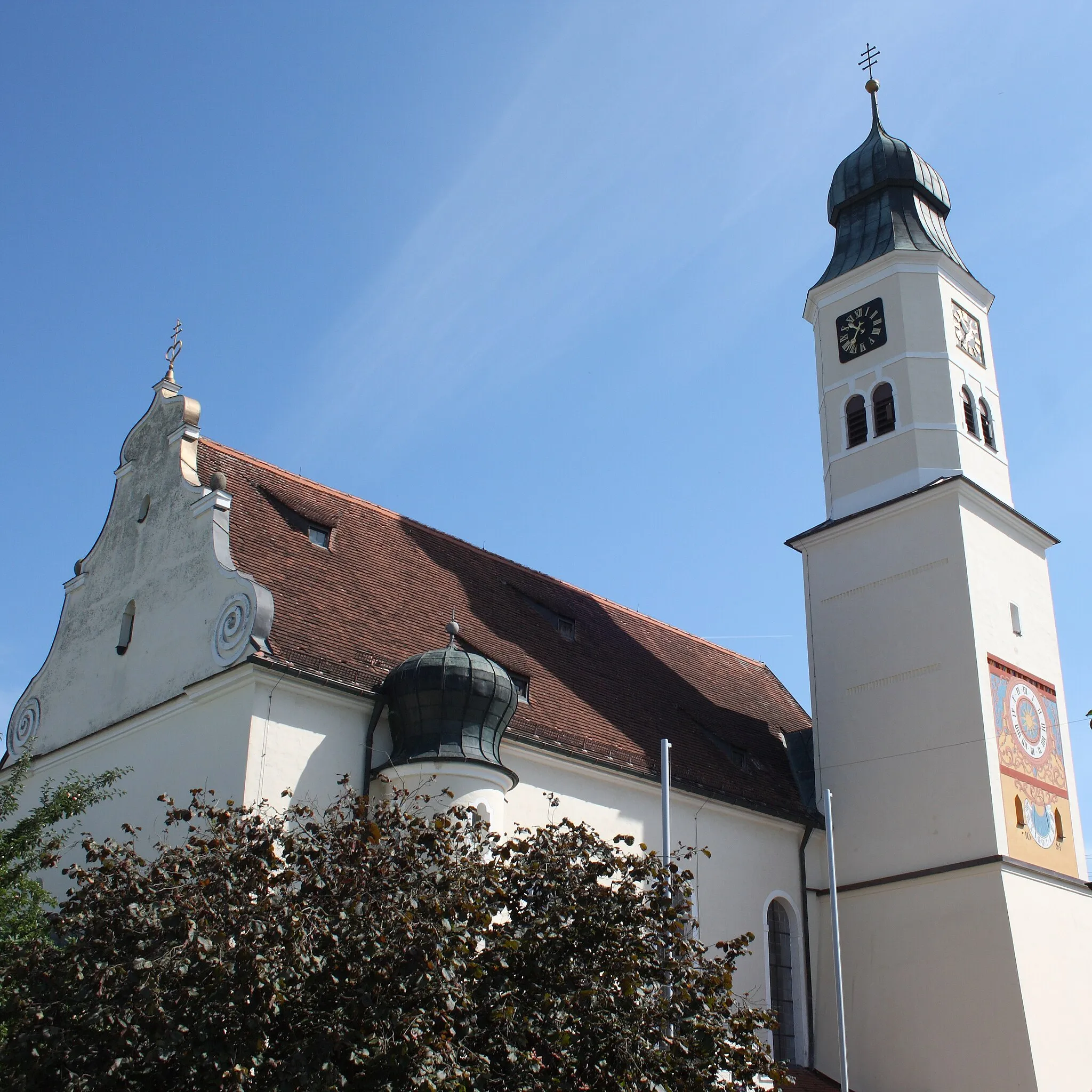 Photo showing: Katholische Pfarrkirche St. Blasius in Fristingen, einem Stadtteil von Dillingen an der Donau im Landkreis Dillingen an der Donau (Bayern), Westgiebel, Turm aus dem 13. Jh., mit Sonnenuhr