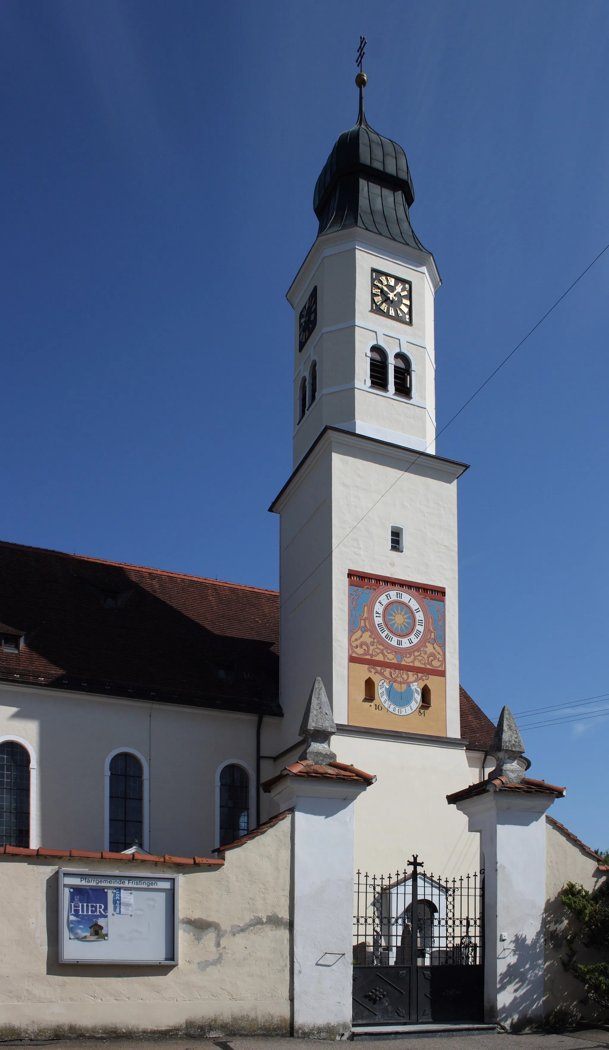 Photo showing: Katholische Pfarrkirche St. Blasius in Fristingen, einem Stadtteil von Dillingen an der Donau im Landkreis Dillingen an der Donau (Bayern), Turm aus dem 13. Jh., mit Sonnenuhr